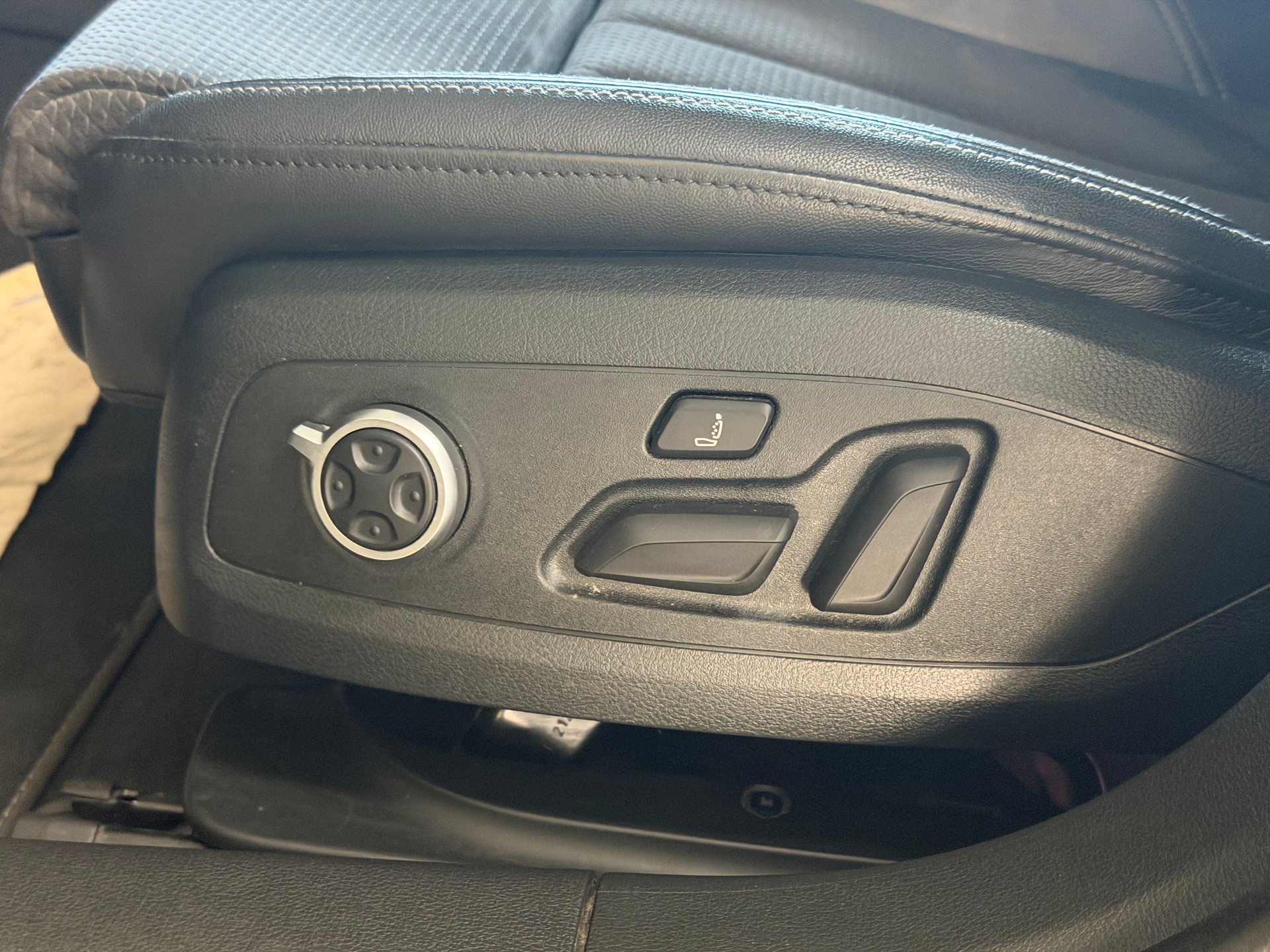 AUDI S4 Avant 3.0 TFSI quattro tiptronic | CH-Auto | Frisch MFK | Pano Dach | Bang & Olufsen | Matrix LED-image-19