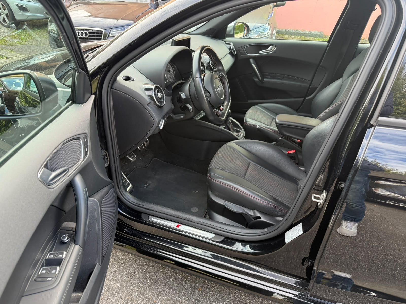 AUDI S1 Sportback 2.0 TFSI quattro-image-10