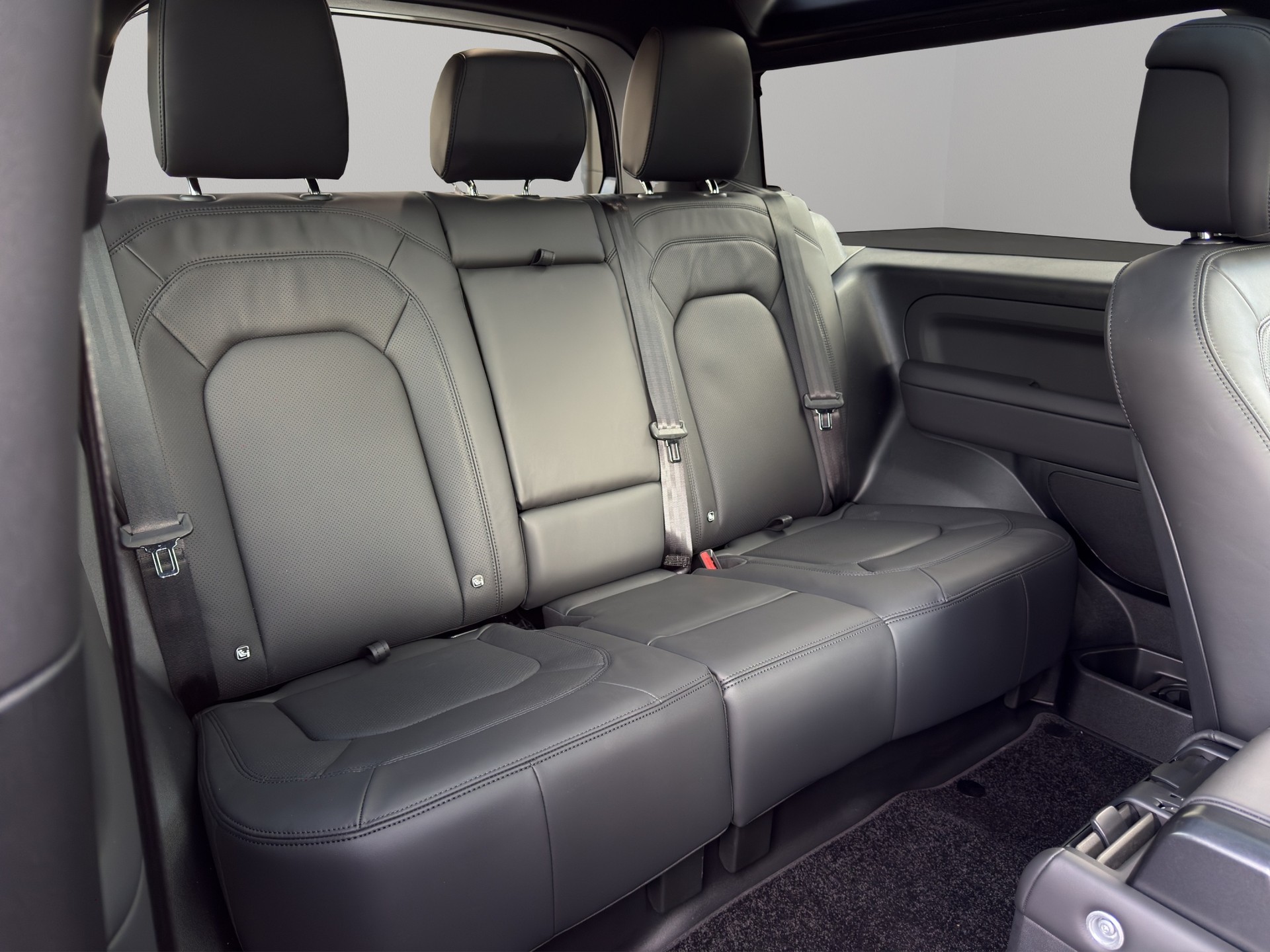 LAND ROVER Defender 90 3.0 D I6 250 X-Dynamic SE-image-16