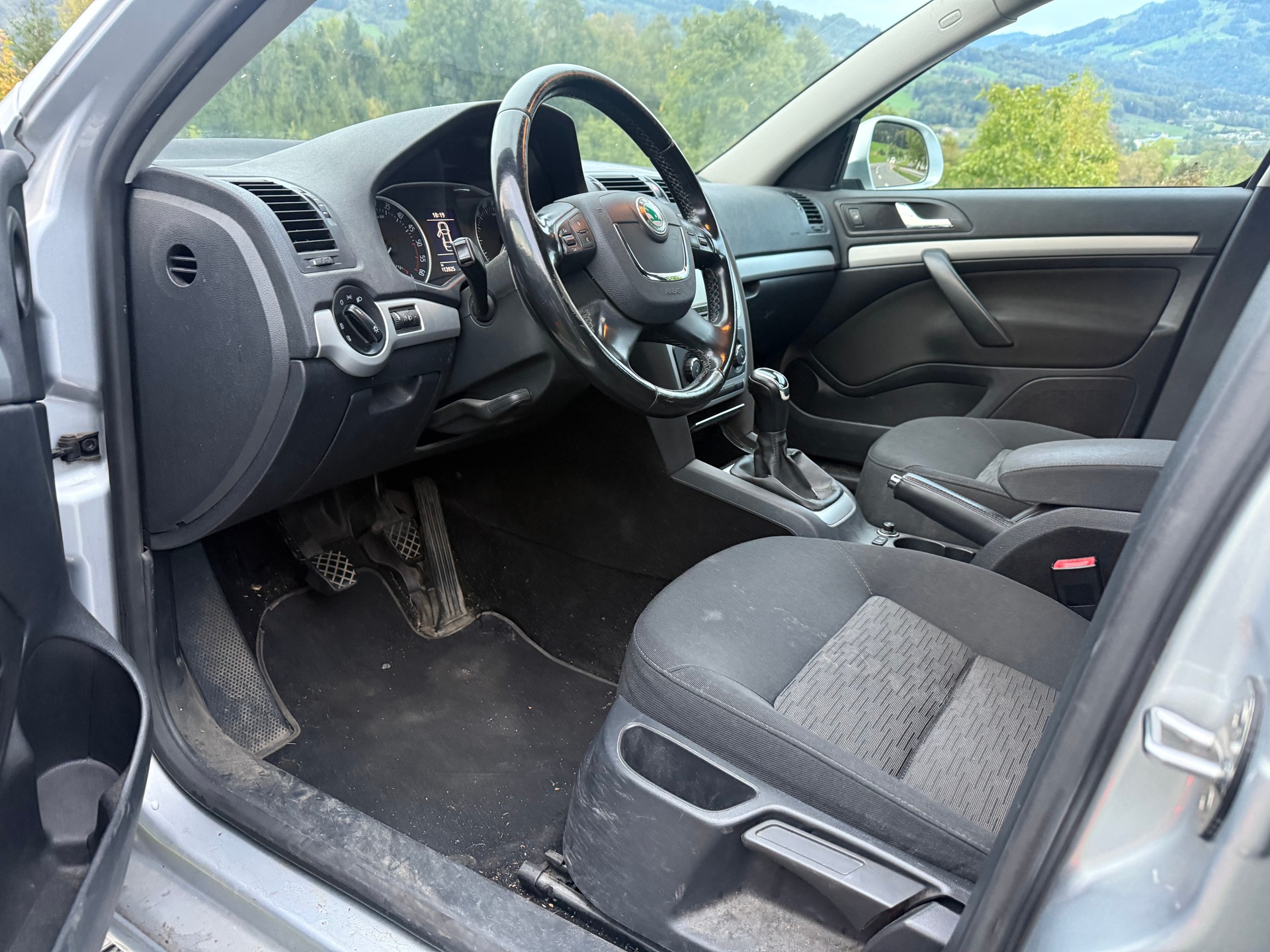 SKODA Octavia Combi 1.6 TDI Elegance 4x4-image-5