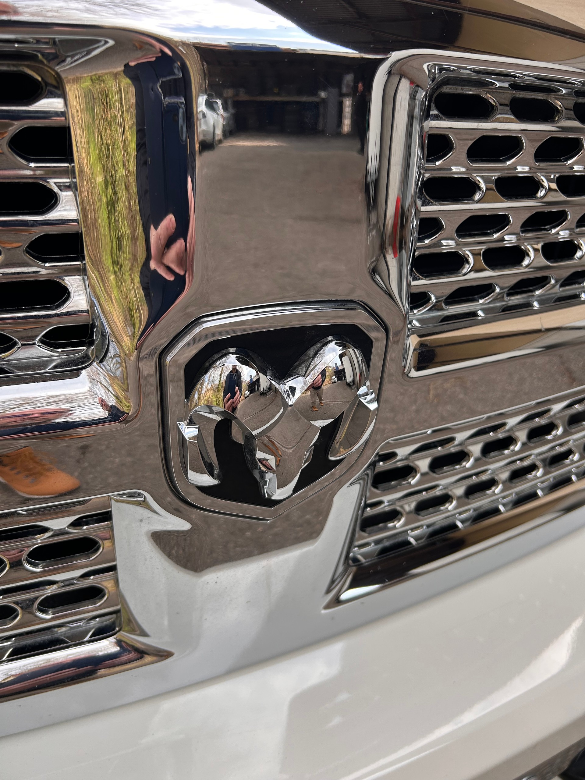 DODGE Laramie-image-8