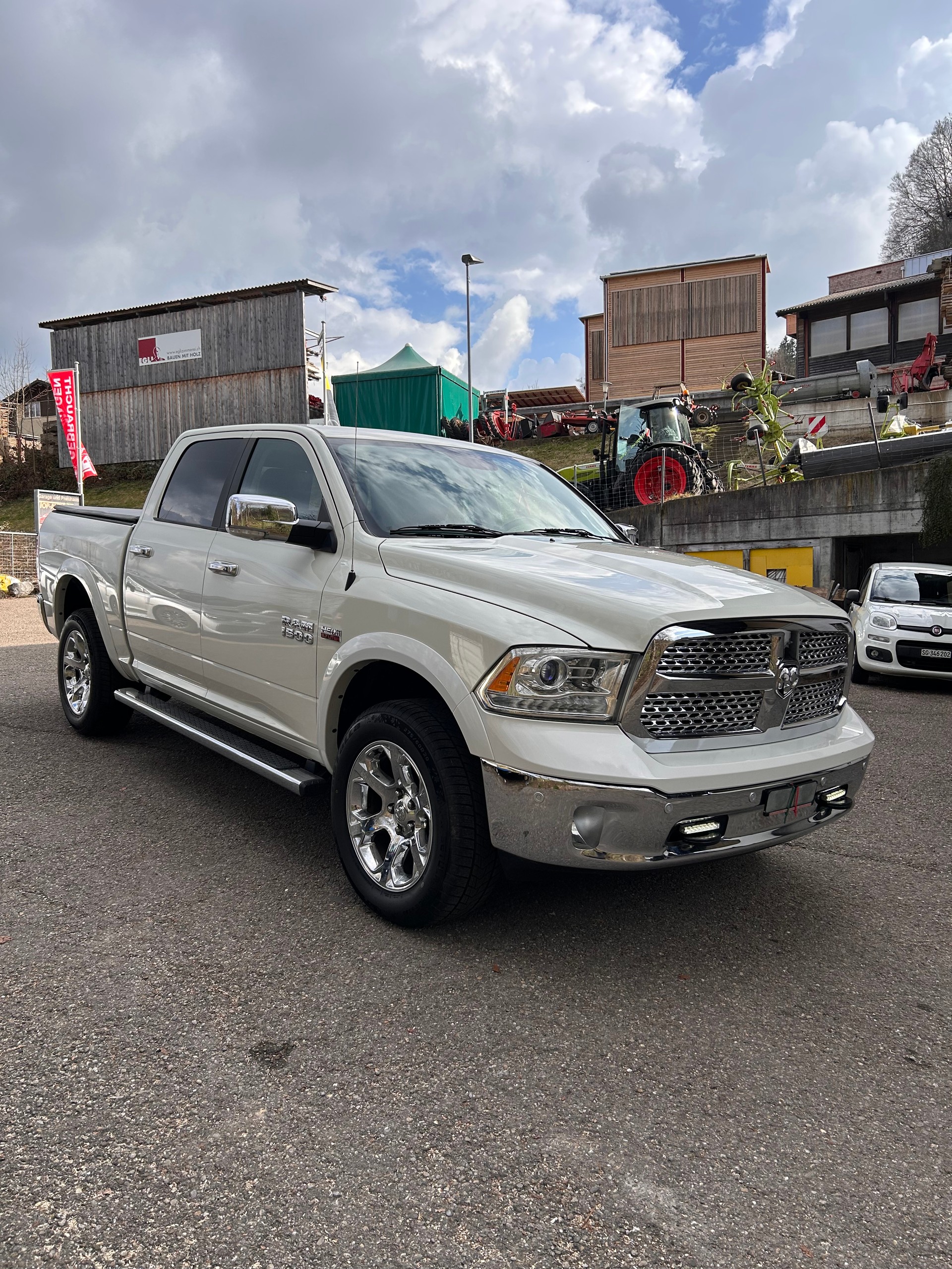 DODGE Laramie-image-9