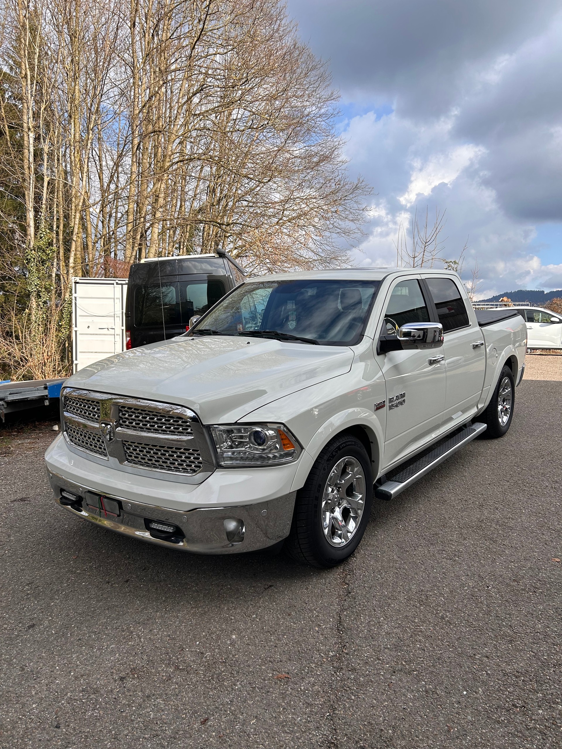 DODGE Laramie-image-0
