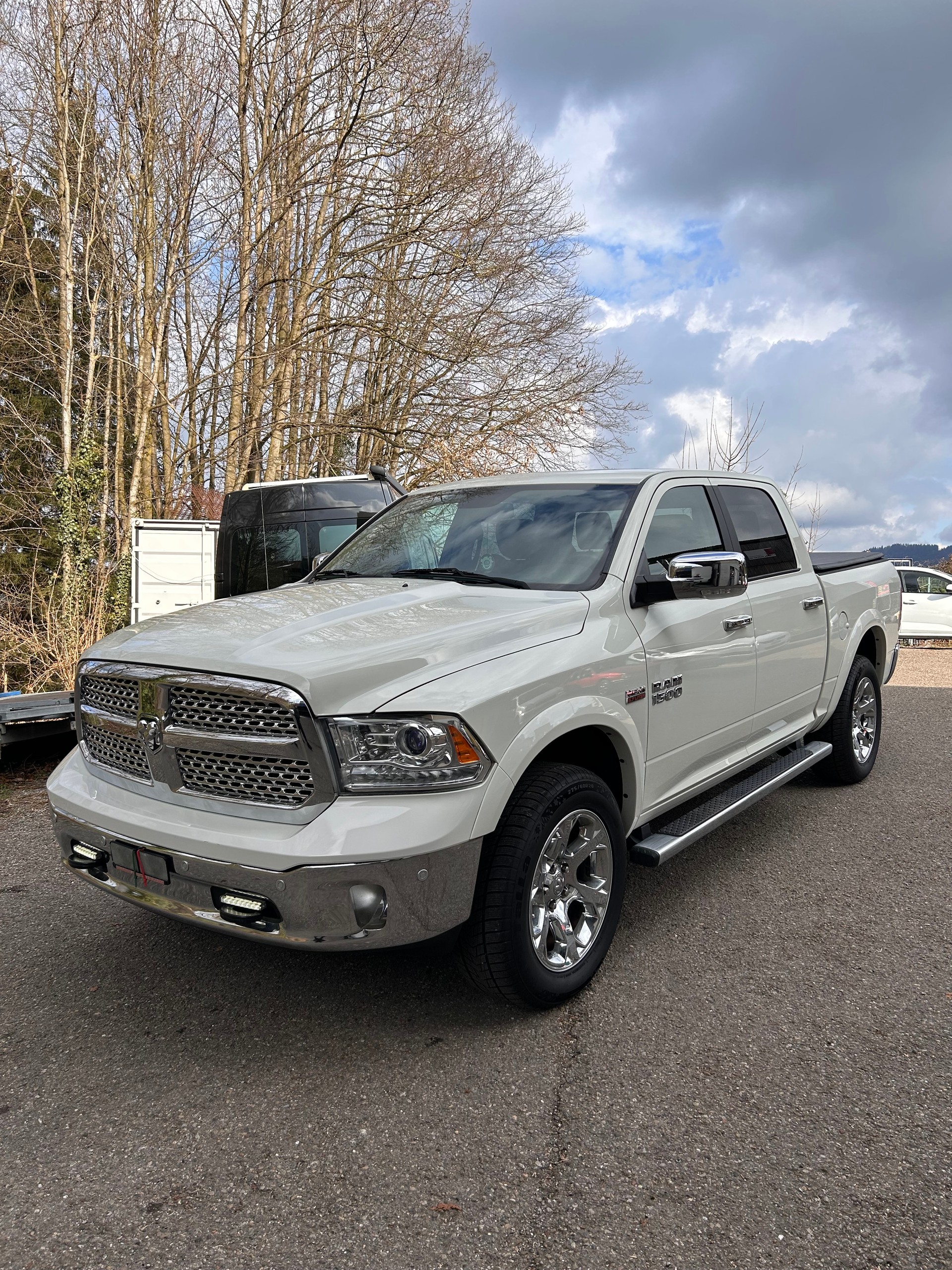 DODGE Laramie-image-10