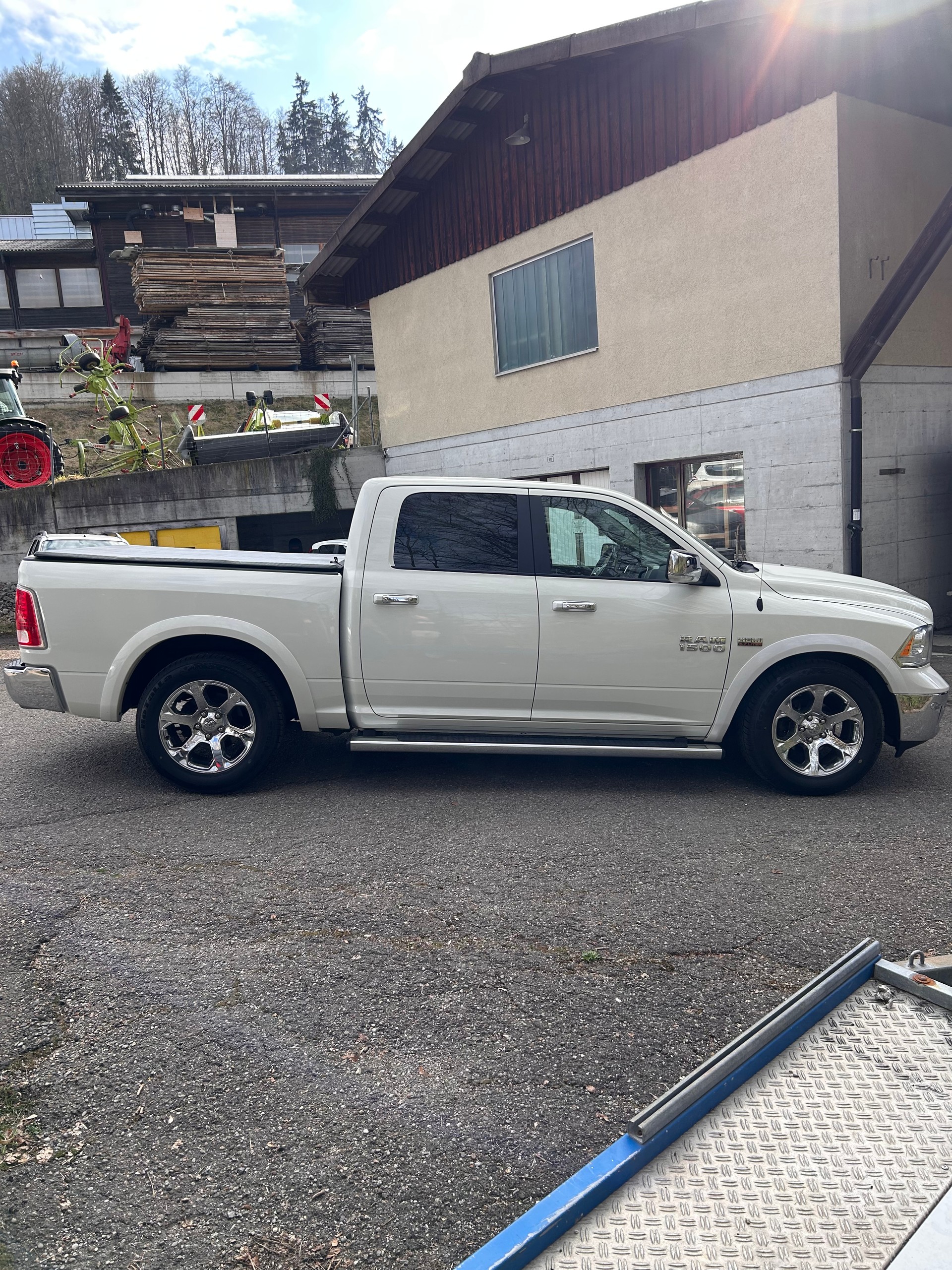 DODGE Laramie-image-6