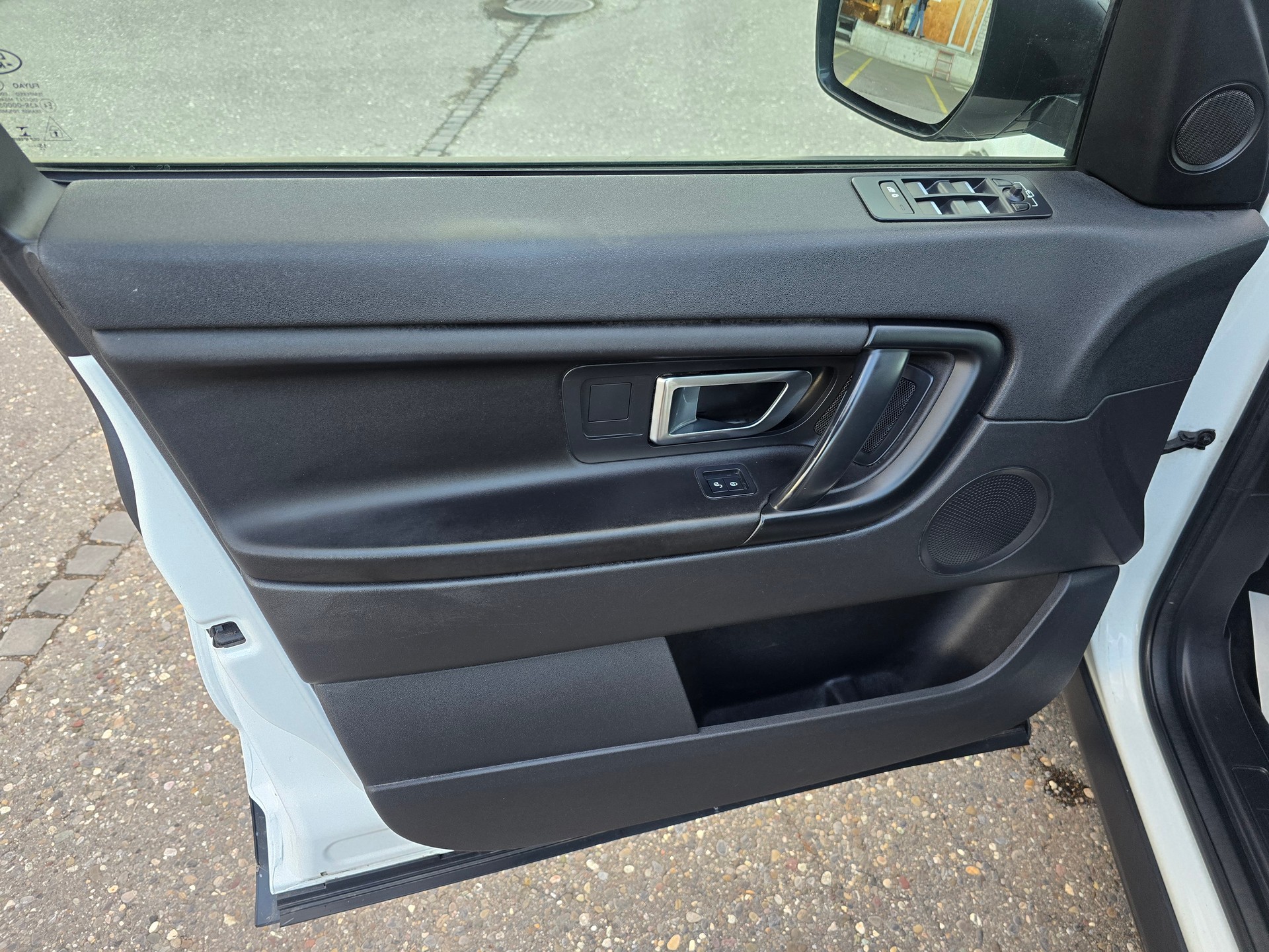 LAND ROVER Discovery Sport 2.0 TD4 SE AT9-image-13