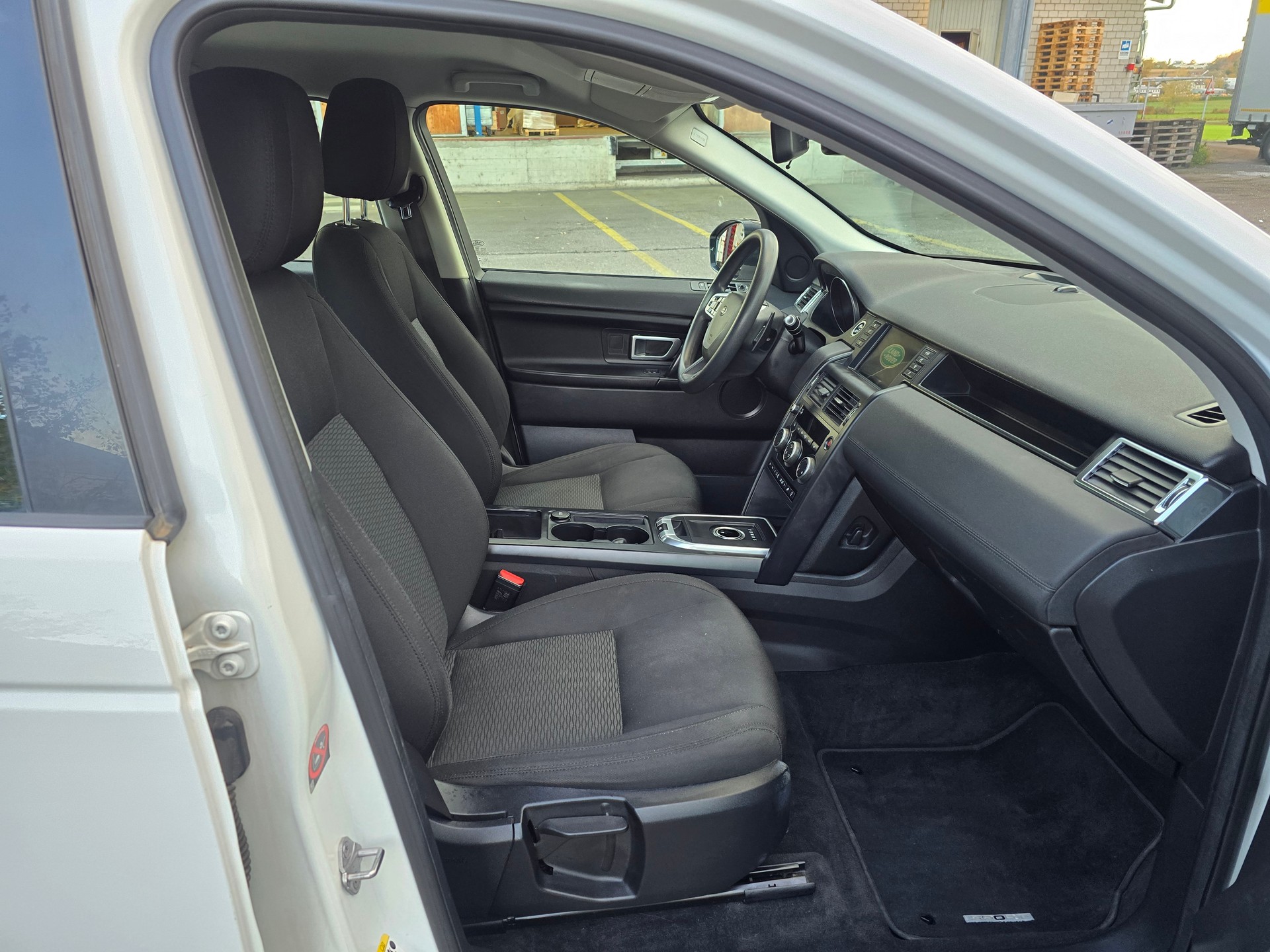 LAND ROVER Discovery Sport 2.0 TD4 SE AT9-image-9