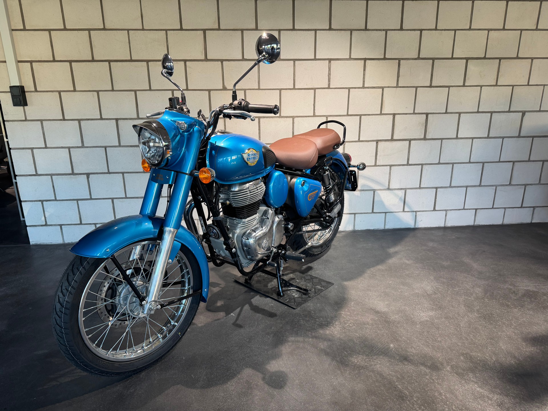 ROYAL ENFIELD CLASSIC 350-showroom-element-3