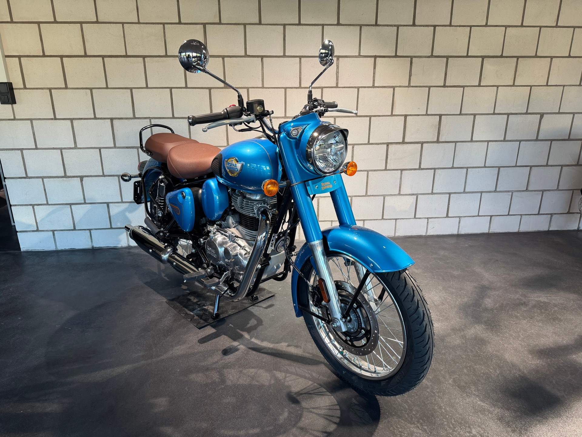 ROYAL ENFIELD CLASSIC 350-showroom-element-2