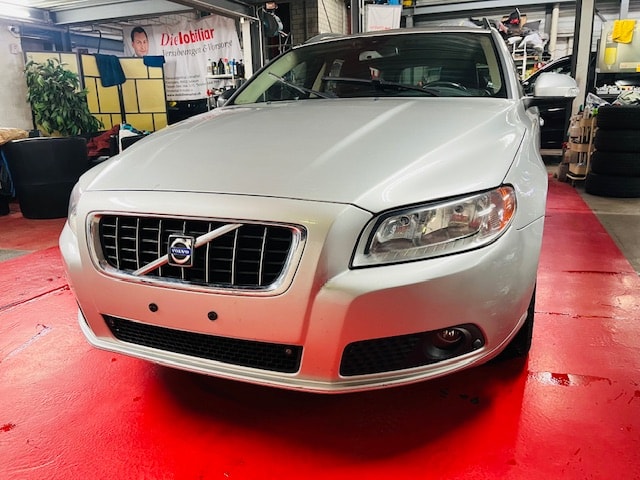 VOLVO V70 2.0D Momentum-image-0