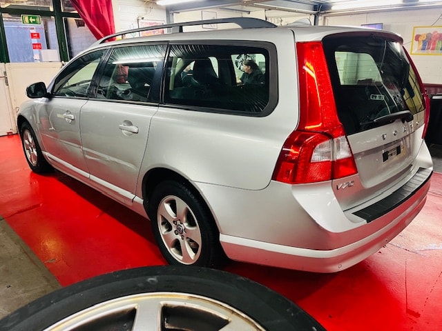 VOLVO V70 2.0D Momentum-image-1