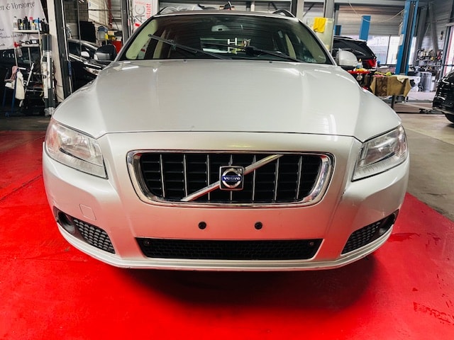 VOLVO V70 2.0D Momentum-image-2