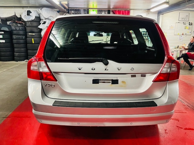 VOLVO V70 2.0D Momentum-image-3