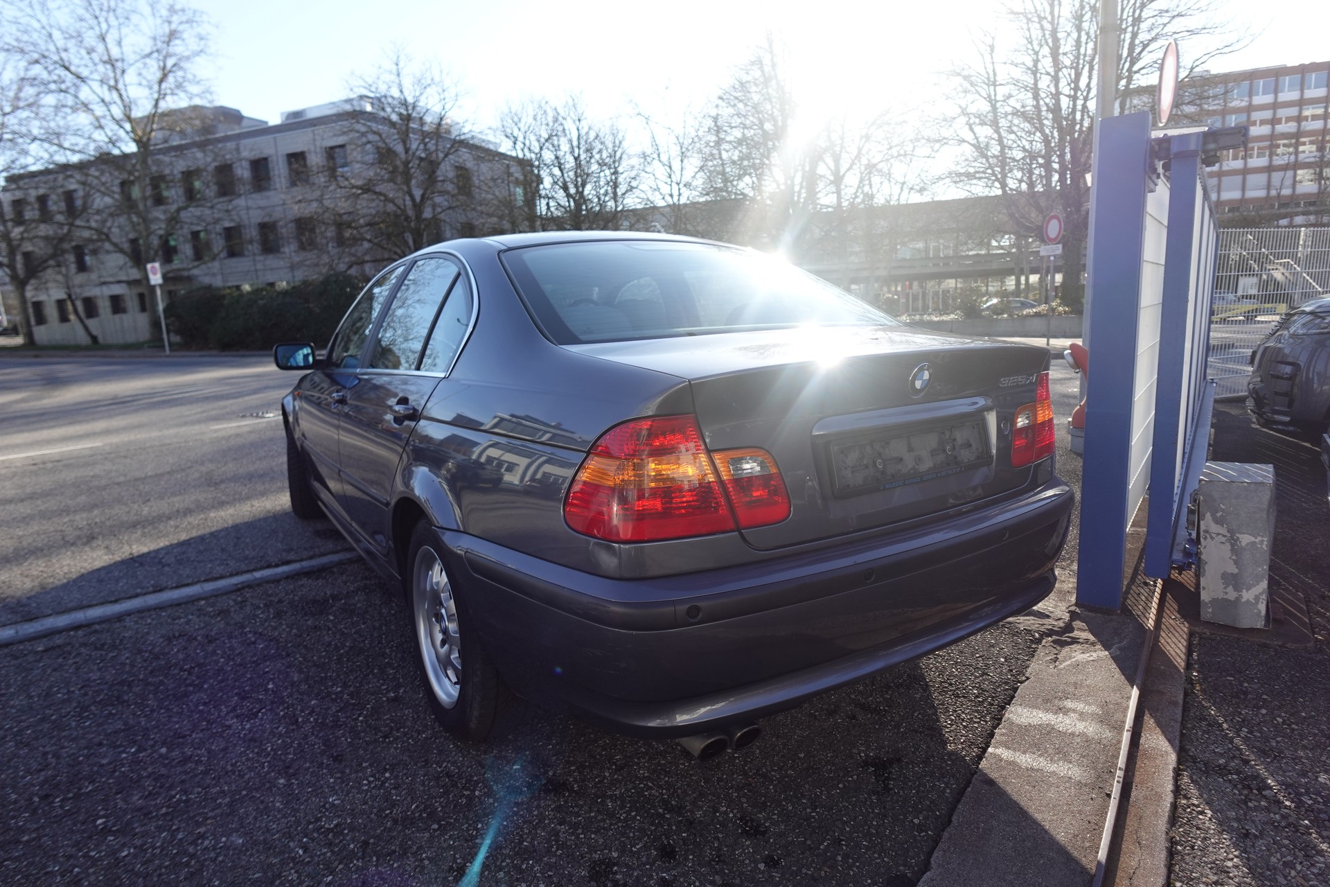 BMW 325xi-image-3