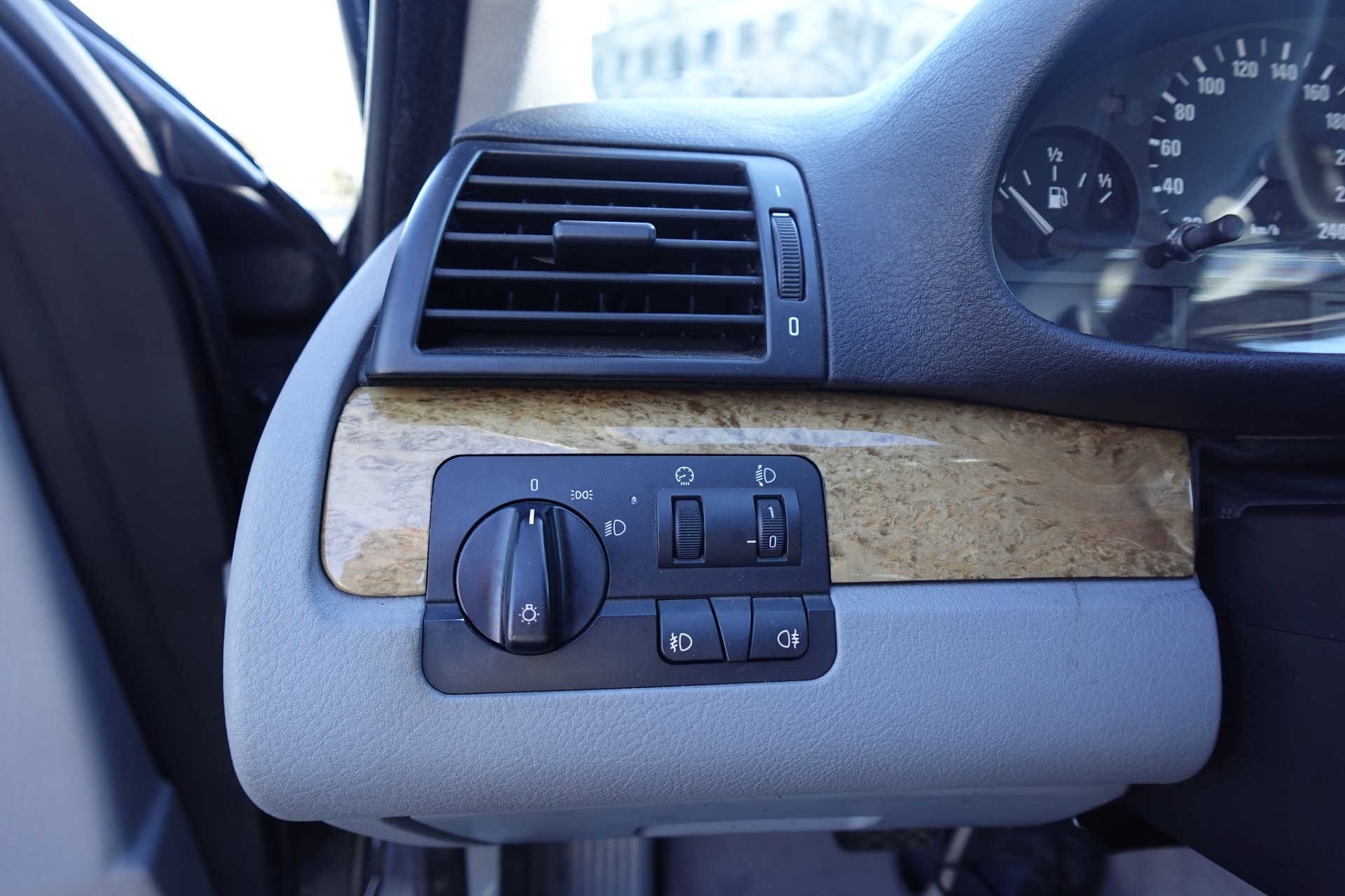 BMW 325xi-image-6