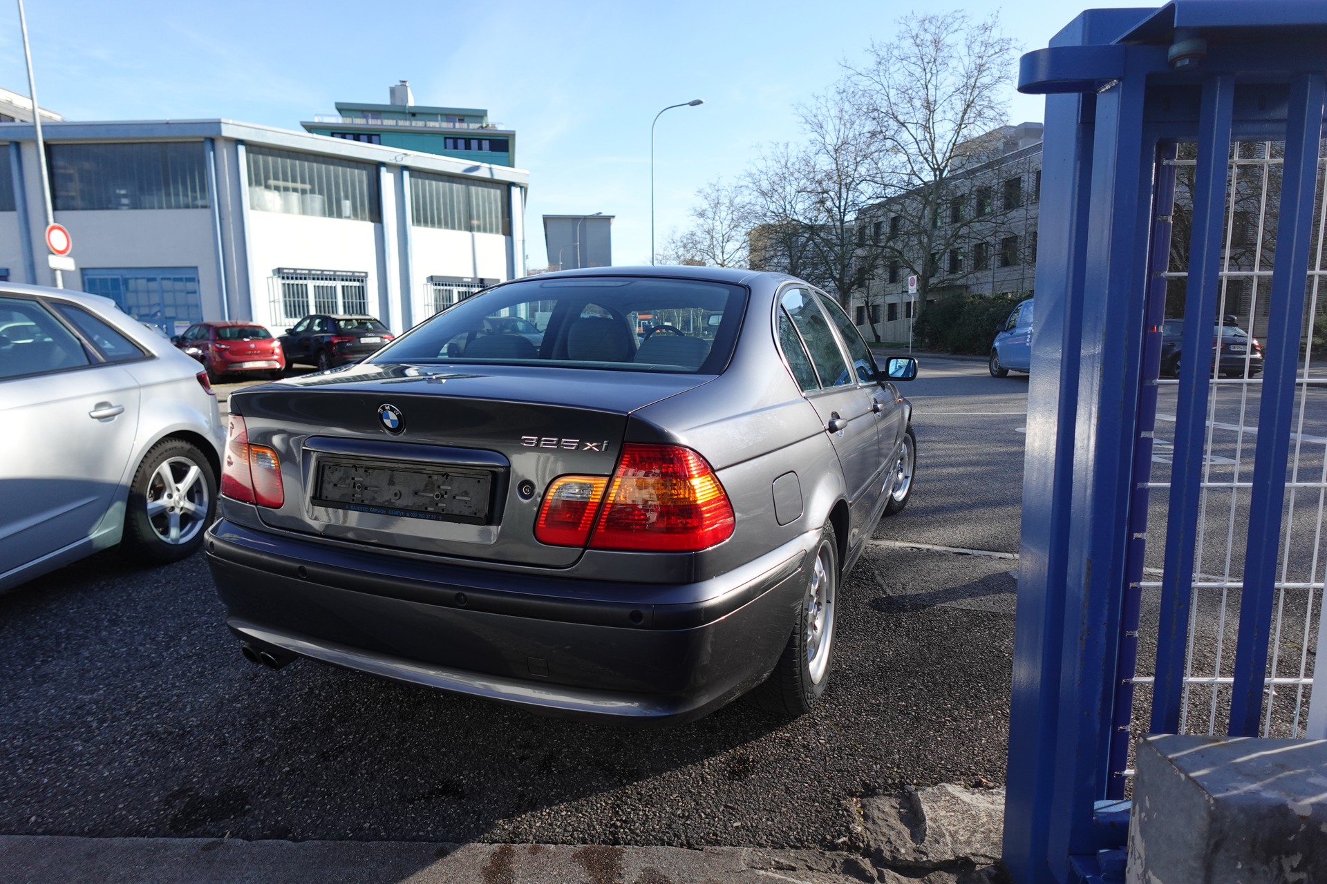 BMW 325xi-image-2