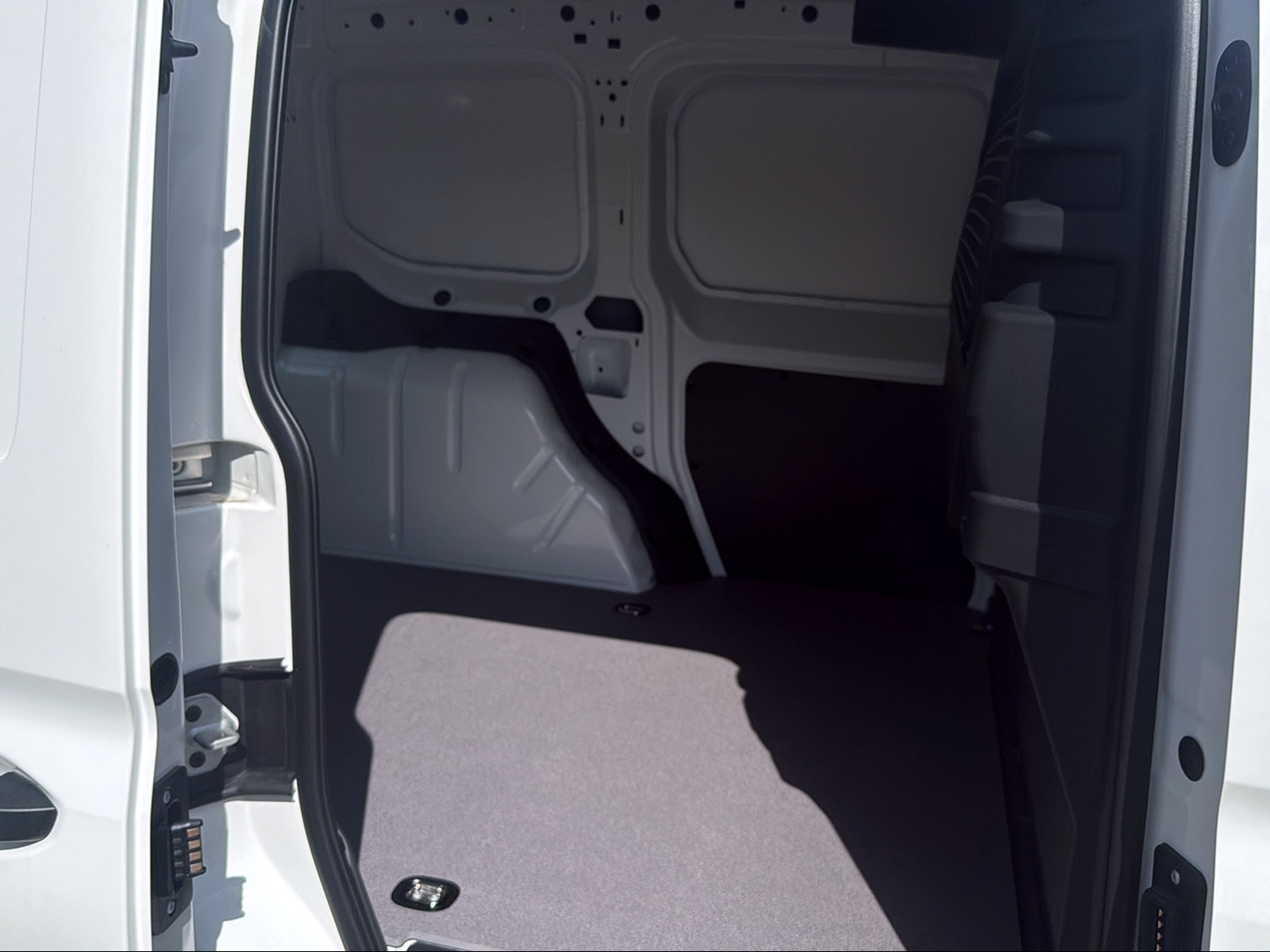 VW Caddy Cargo 2.0TDI 4Motion-image-9