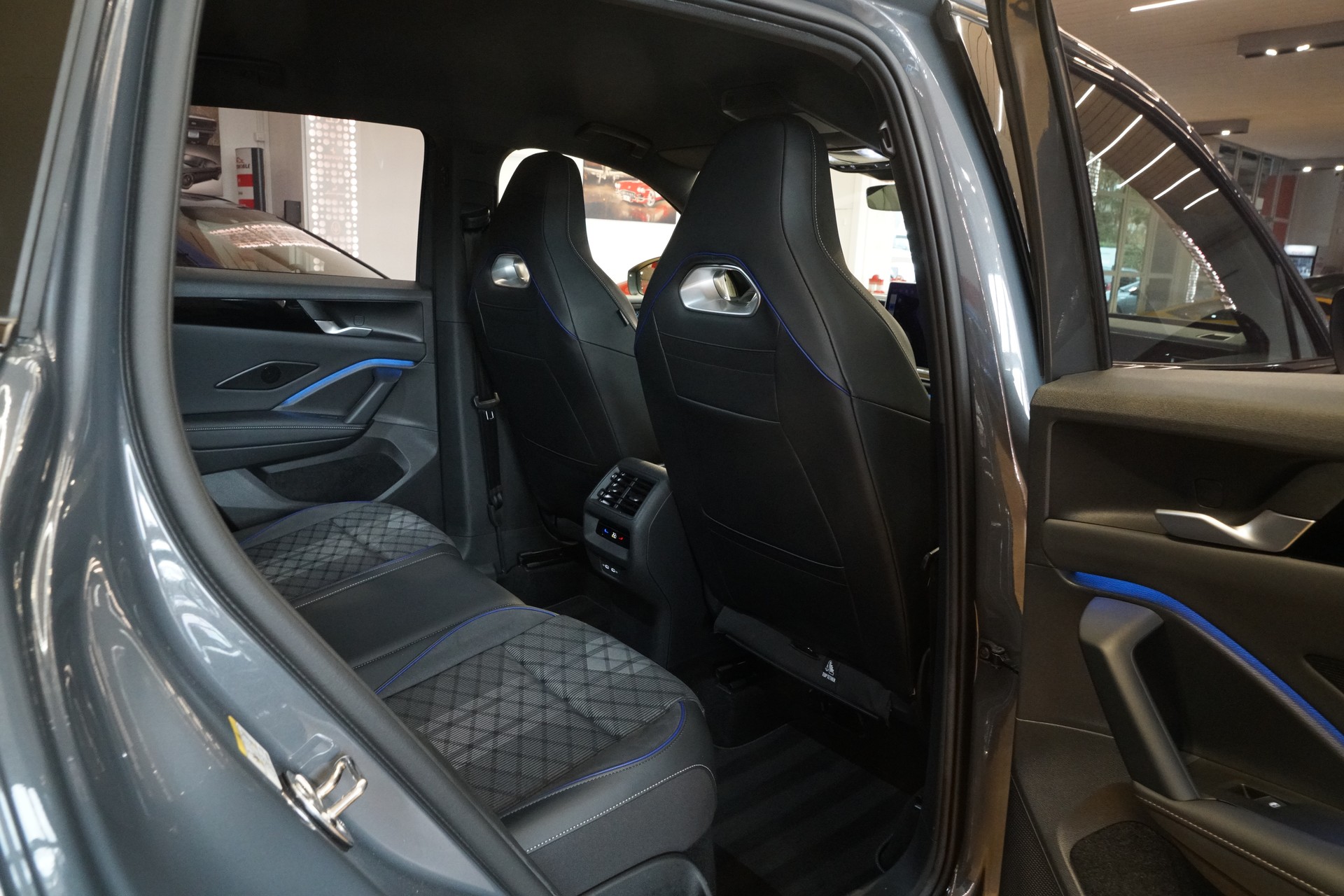 VW Tiguan 2.0 TDI SCR R-Line 4Motion DSG-image-17