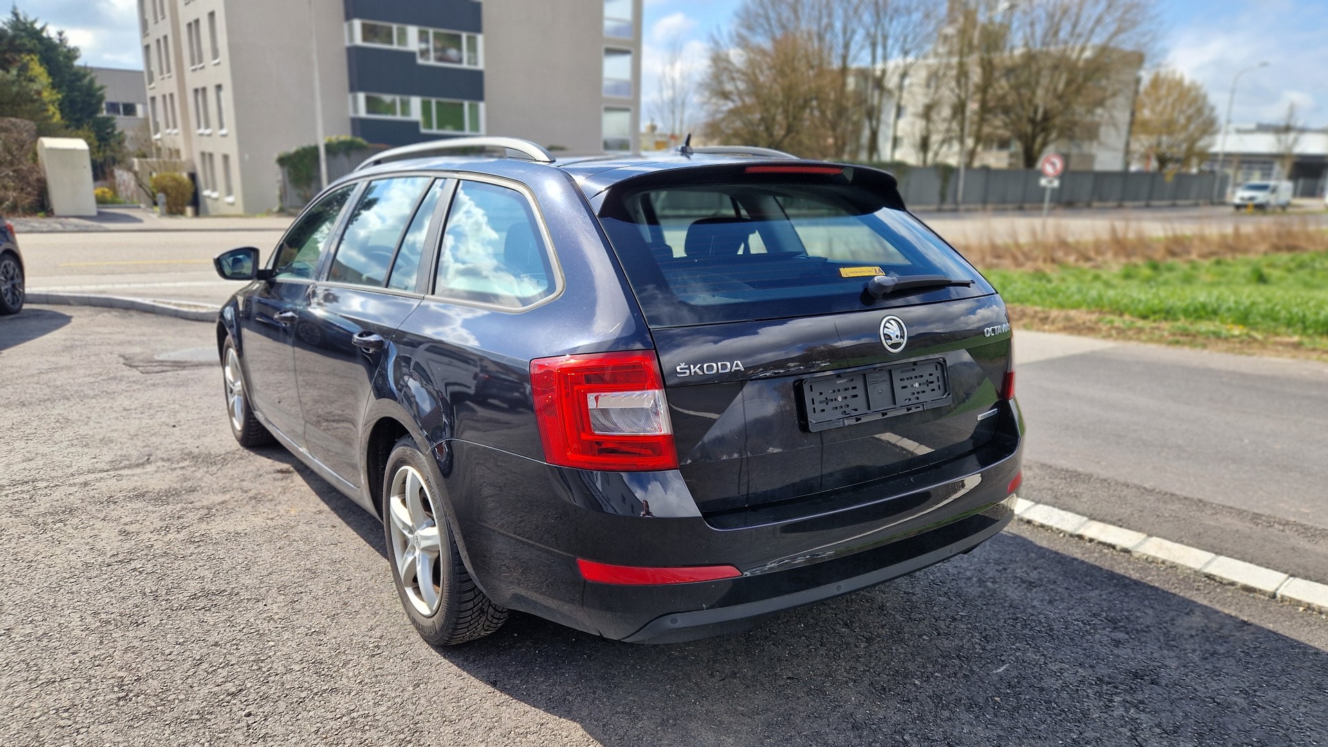 SKODA Combi TDI 1.6-110 GL 6G-image-3