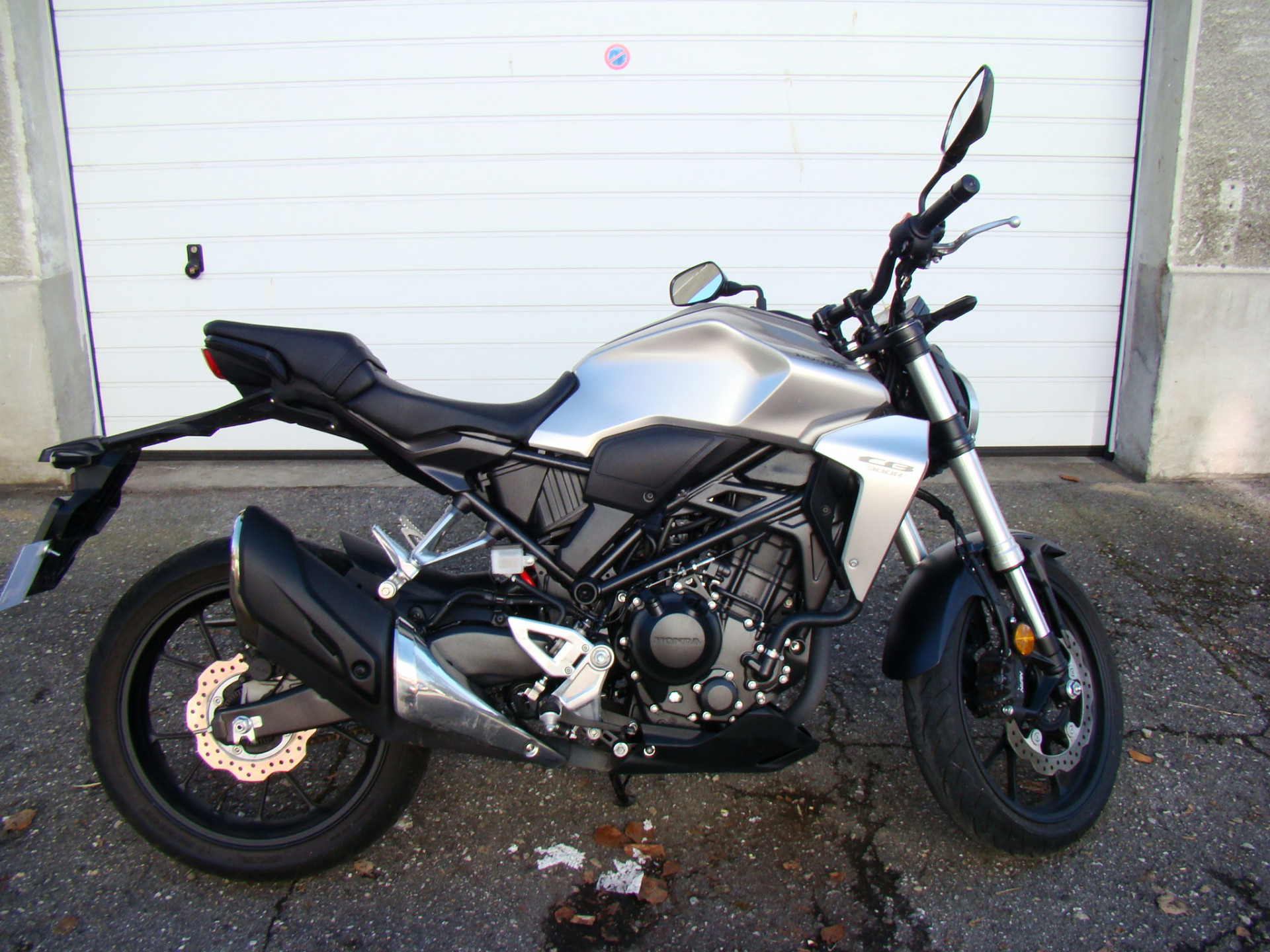 HONDA CB 300 R-showroom-element-2