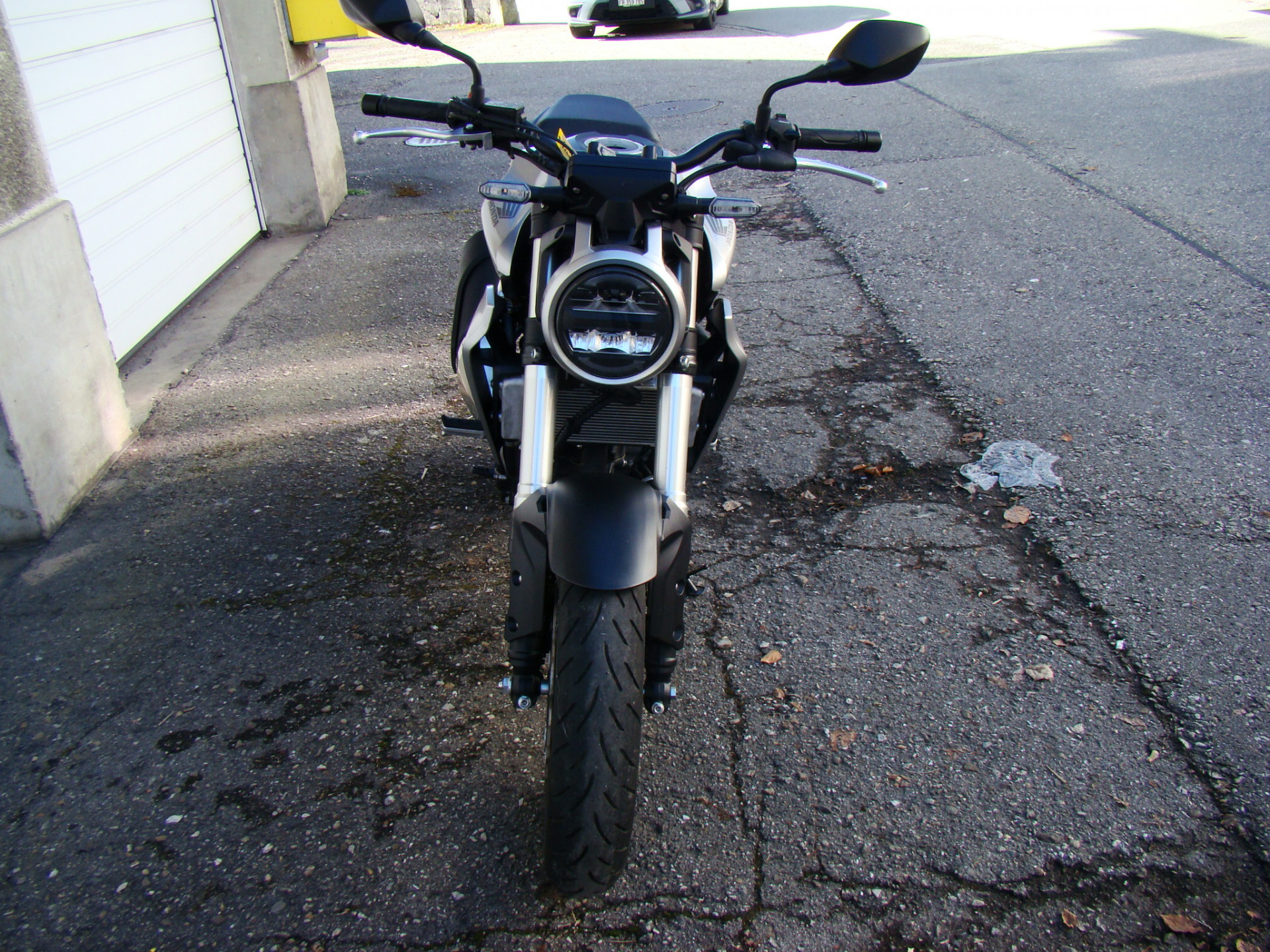 HONDA CB 300 R-showroom-element-1