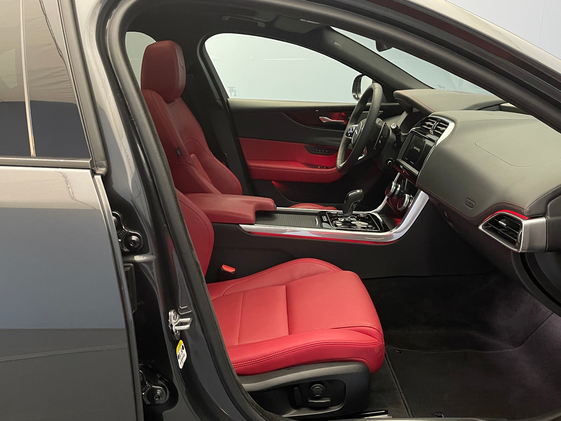 JAGUAR XE 2.0 T 300 Sport AWD-image-8