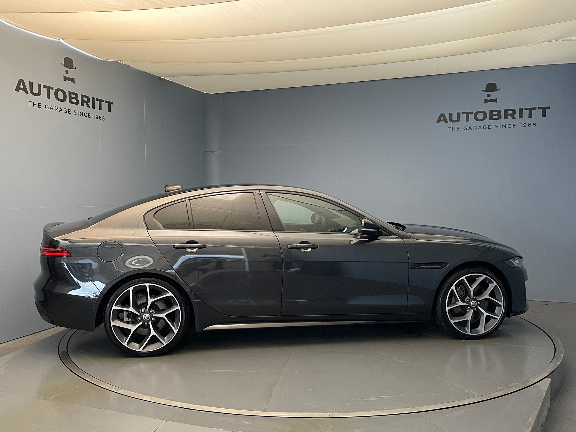 JAGUAR XE 2.0 T 300 Sport AWD-showroom-element-2