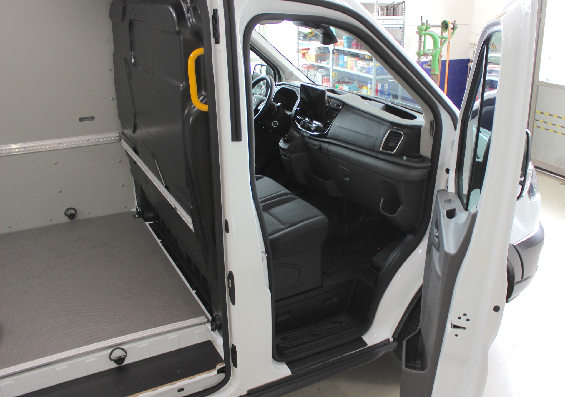 FORD E-Transit Van 350 L2 H2 Trend RWD 68kWh 💥 TOP Ausstattung 💥 Lieferung möglich-image-15