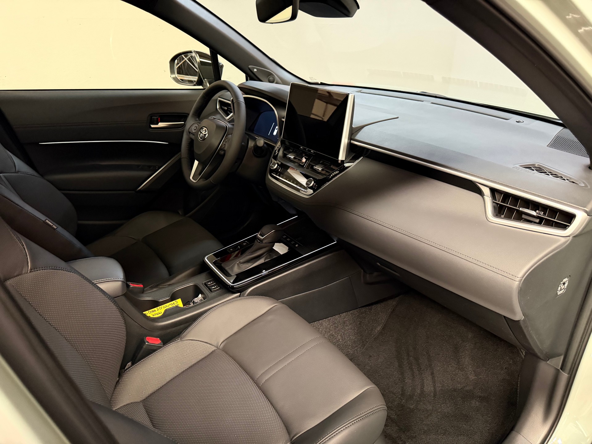 TOYOTA Corolla Cross 2.0 Premium e-CVT AWD-image-16
