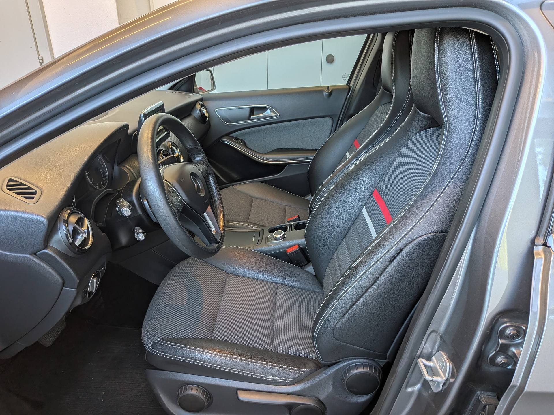 MERCEDES-BENZ A 180 Style 7G-DCT-image-10