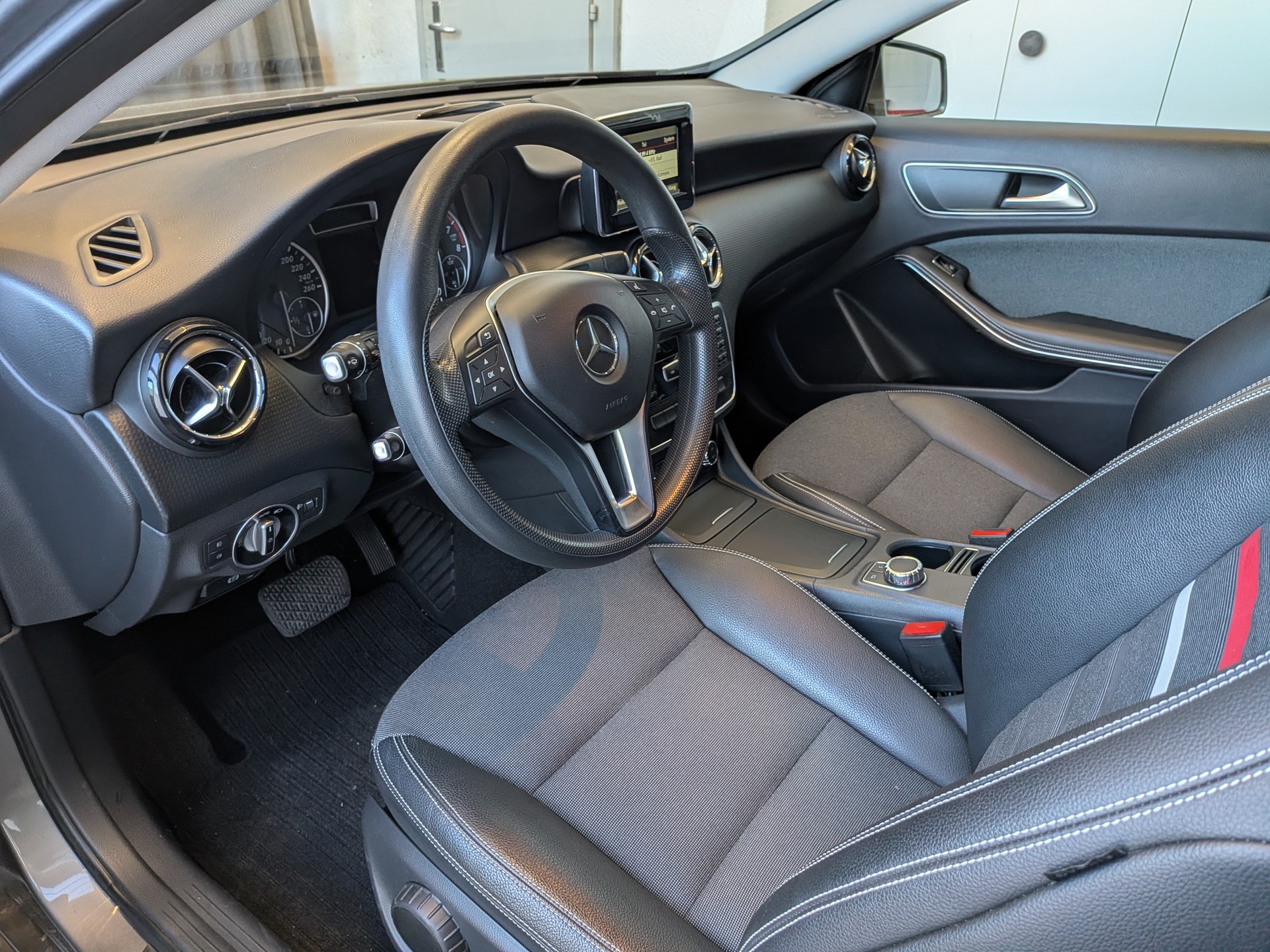 MERCEDES-BENZ A 180 Style 7G-DCT-image-9