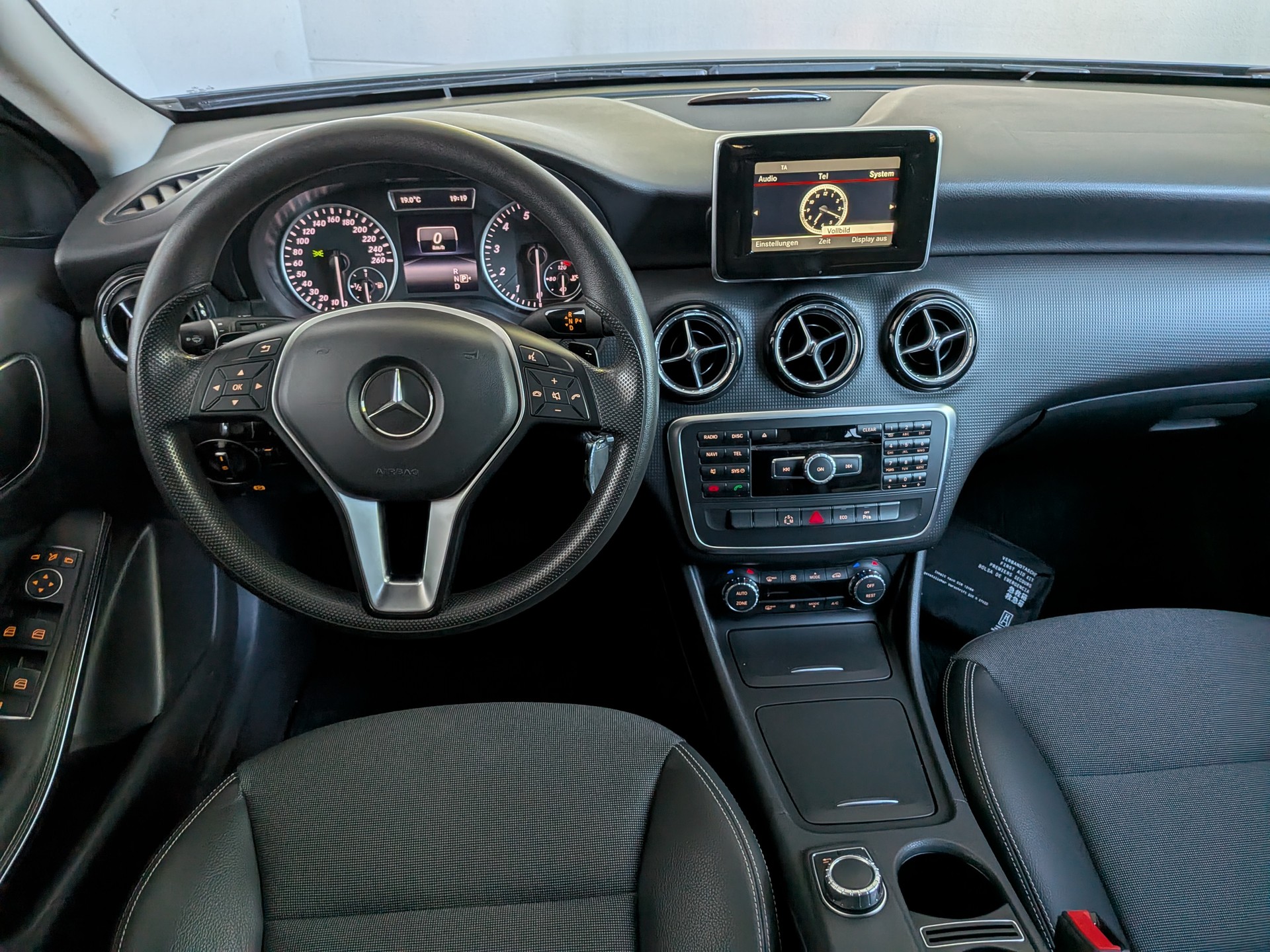 MERCEDES-BENZ A 180 Style 7G-DCT-image-8