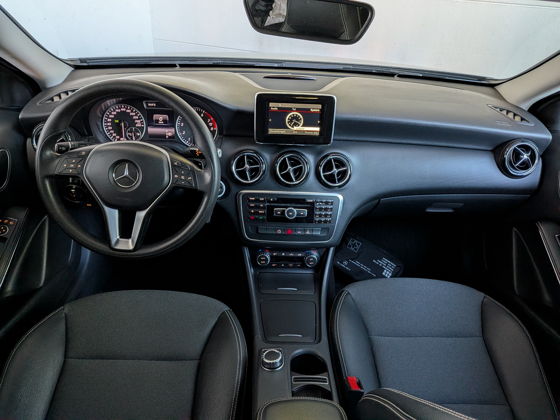 MERCEDES-BENZ A 180 Style 7G-DCT-image-7