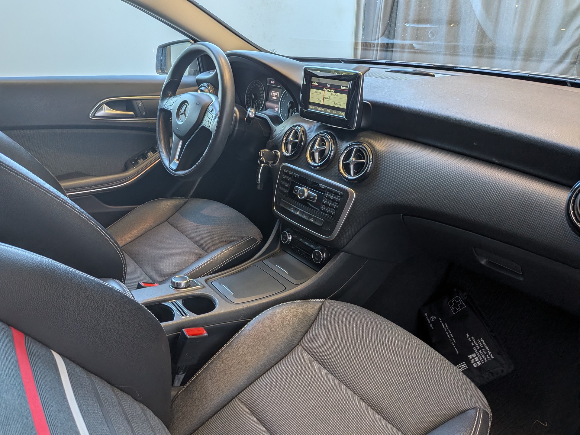 MERCEDES-BENZ A 180 Style 7G-DCT-image-12