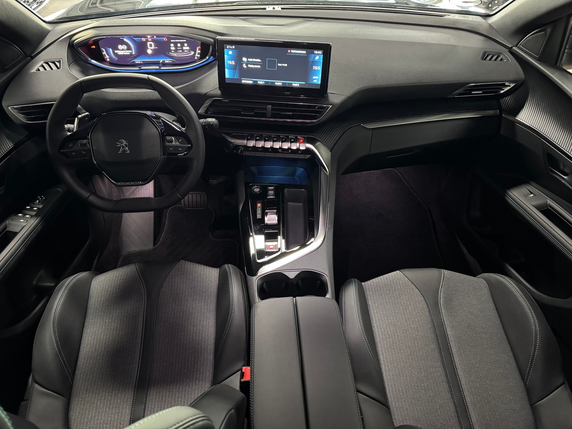 PEUGEOT 3008 1.2 PureTech Allure Pack EAT8-image-18