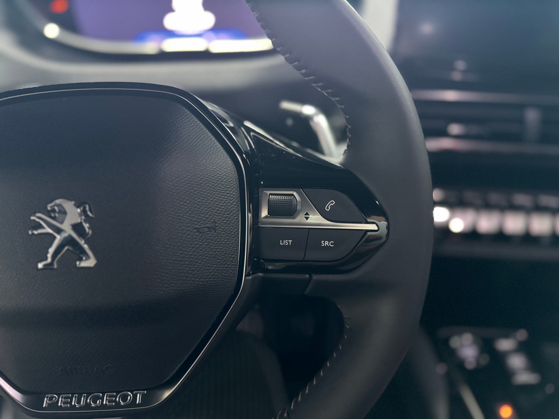 PEUGEOT 3008 1.2 PureTech Allure Pack EAT8-image-25