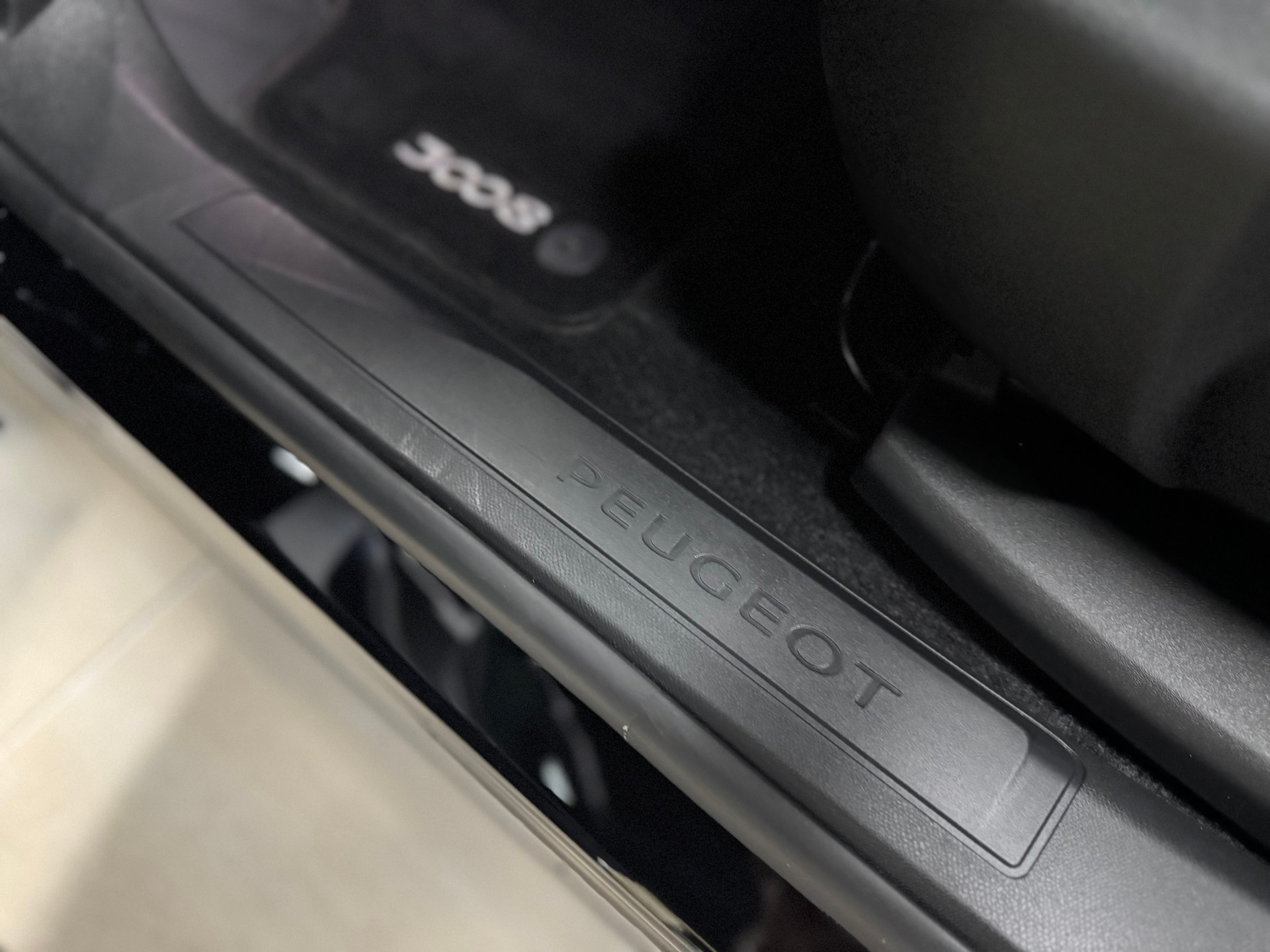 PEUGEOT 3008 1.2 PureTech Allure Pack EAT8-image-28