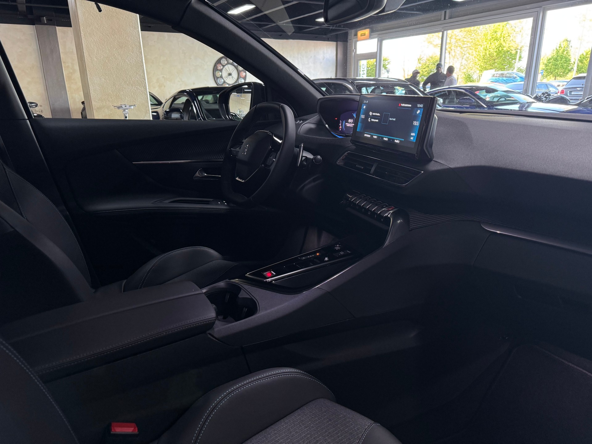 PEUGEOT 3008 1.2 PureTech Allure Pack EAT8-image-13