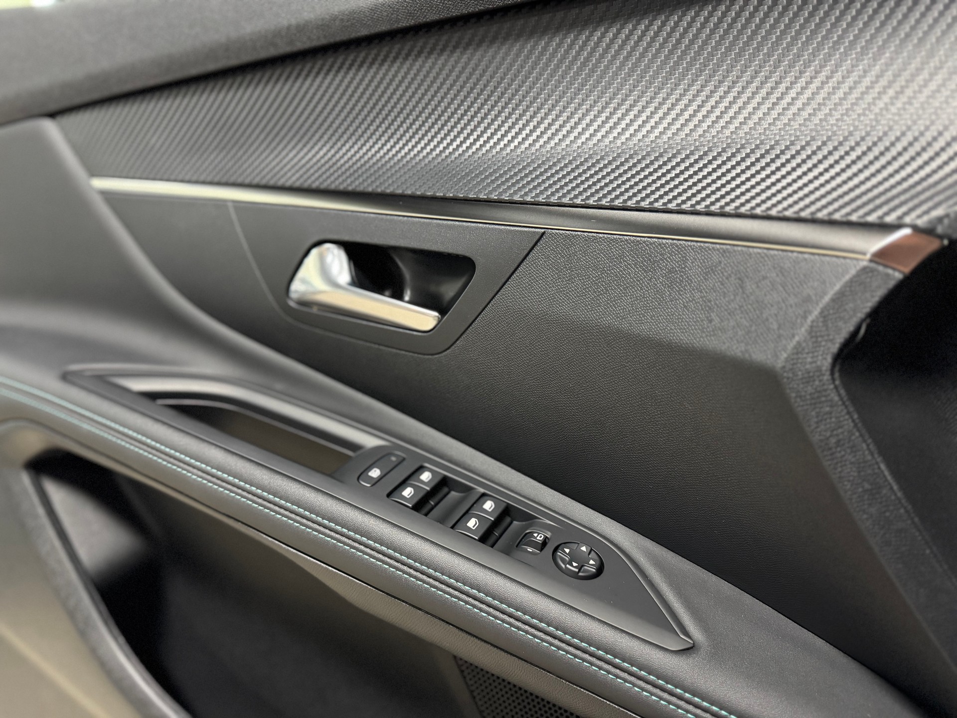 PEUGEOT 3008 1.2 PureTech Allure Pack EAT8-image-26