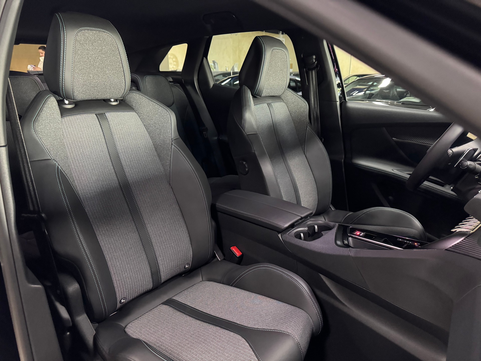 PEUGEOT 3008 1.2 PureTech Allure Pack EAT8-image-14