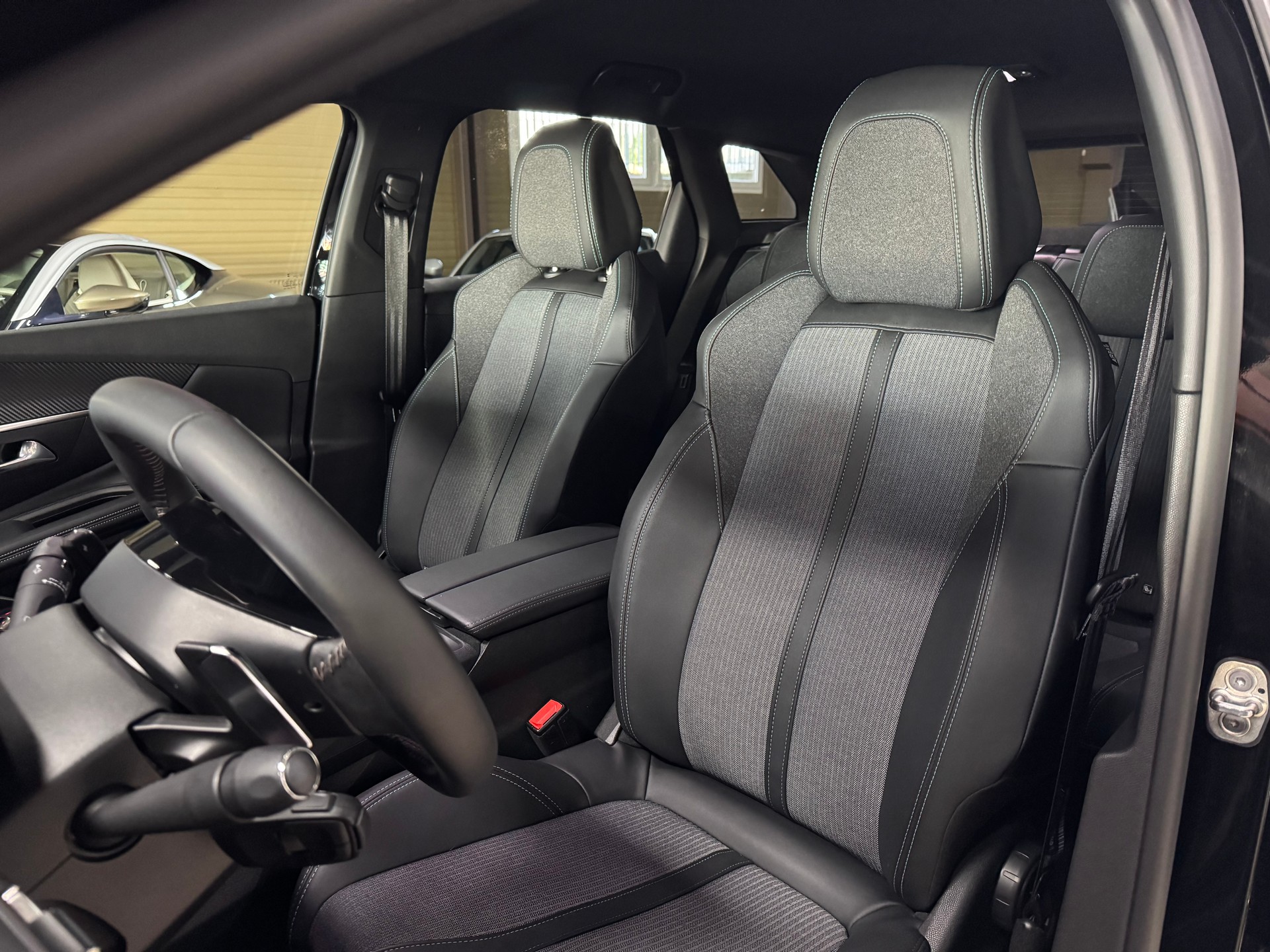 PEUGEOT 3008 1.2 PureTech Allure Pack EAT8-image-12