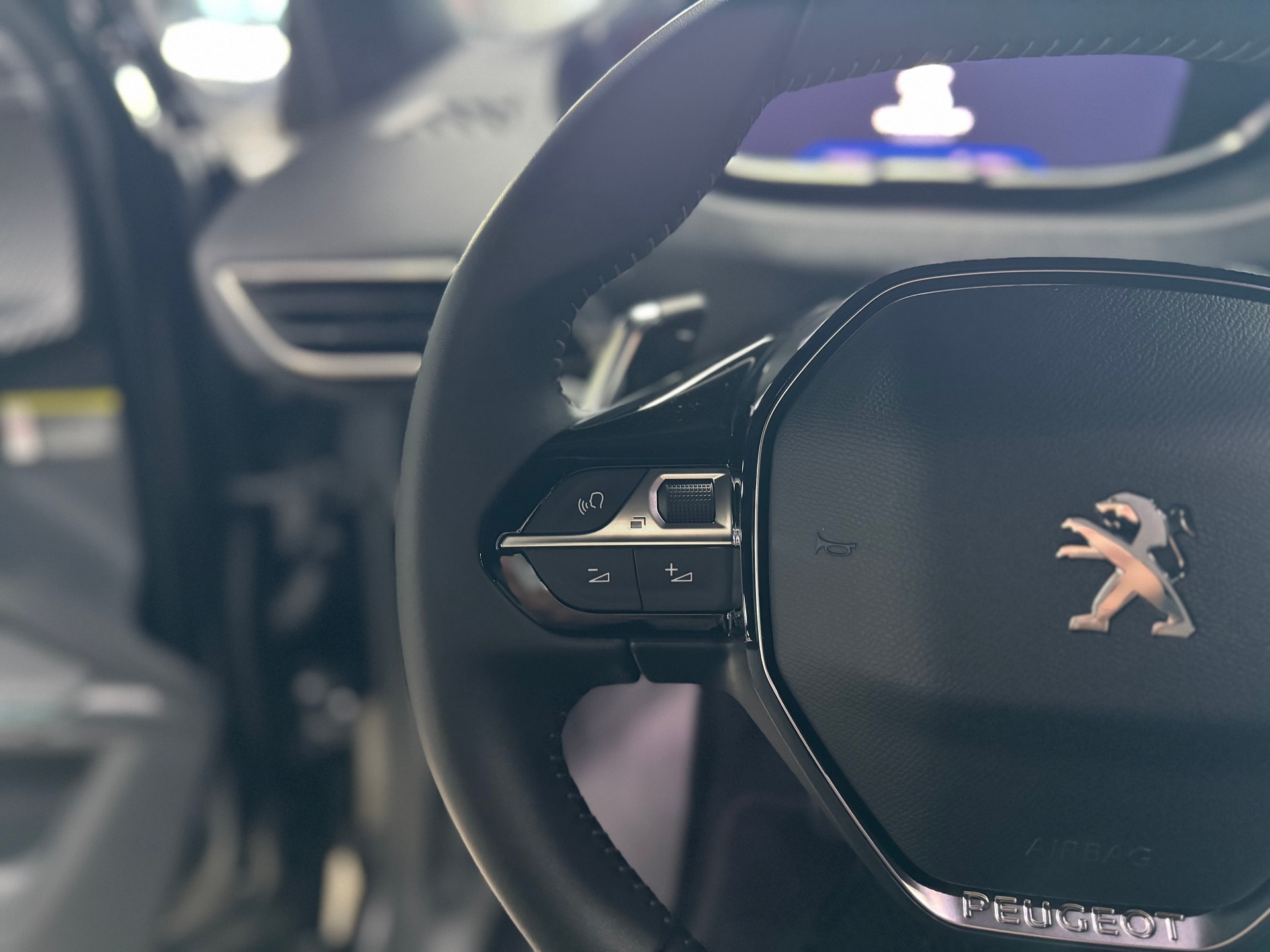 PEUGEOT 3008 1.2 PureTech Allure Pack EAT8-image-24