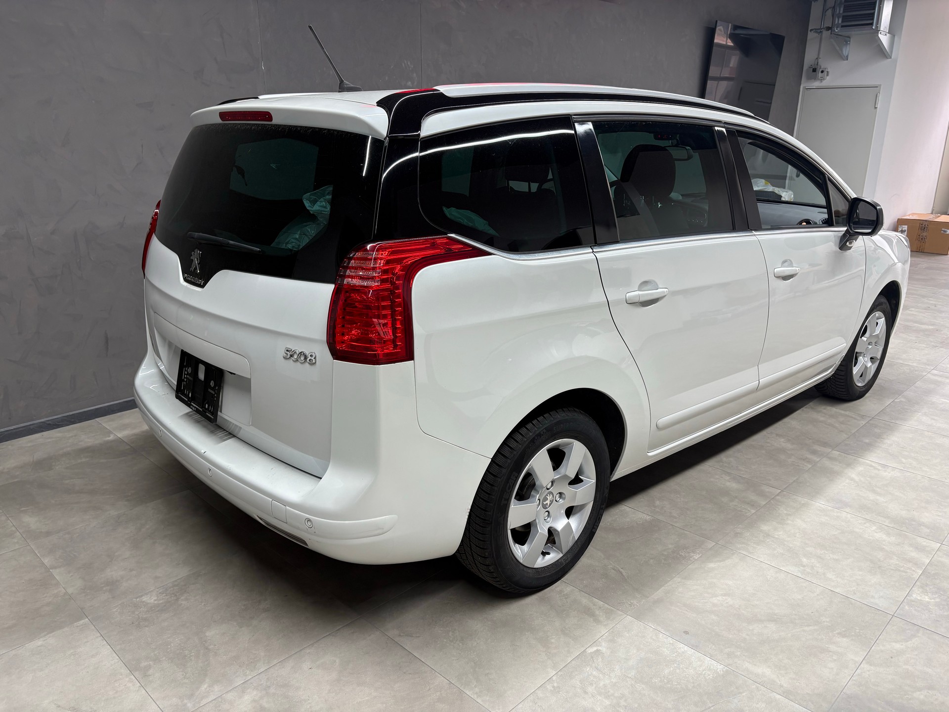 PEUGEOT 5008 1.6 THP Allure Tiptronic-image-3