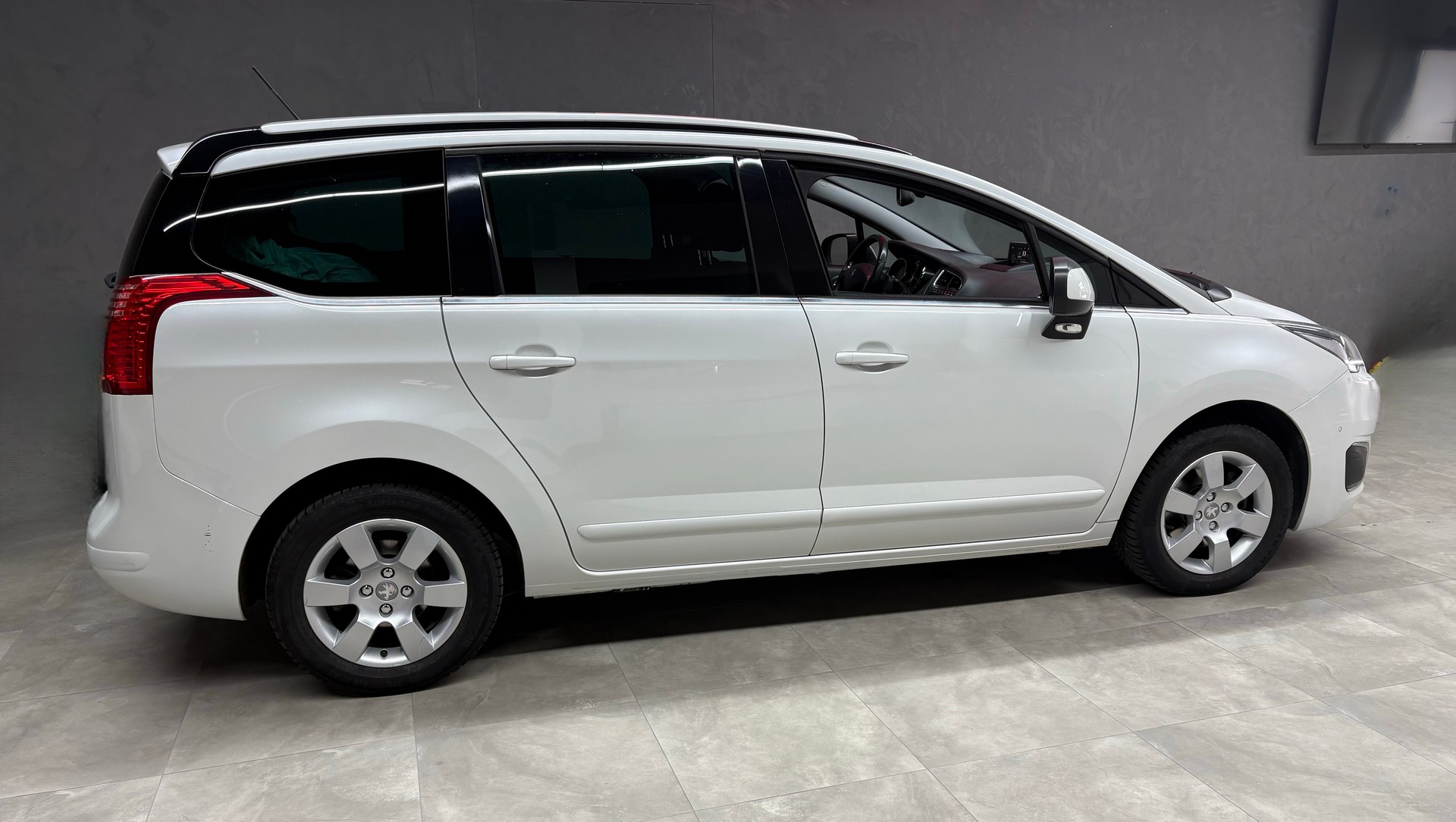 PEUGEOT 5008 1.6 THP Allure Tiptronic-image-4