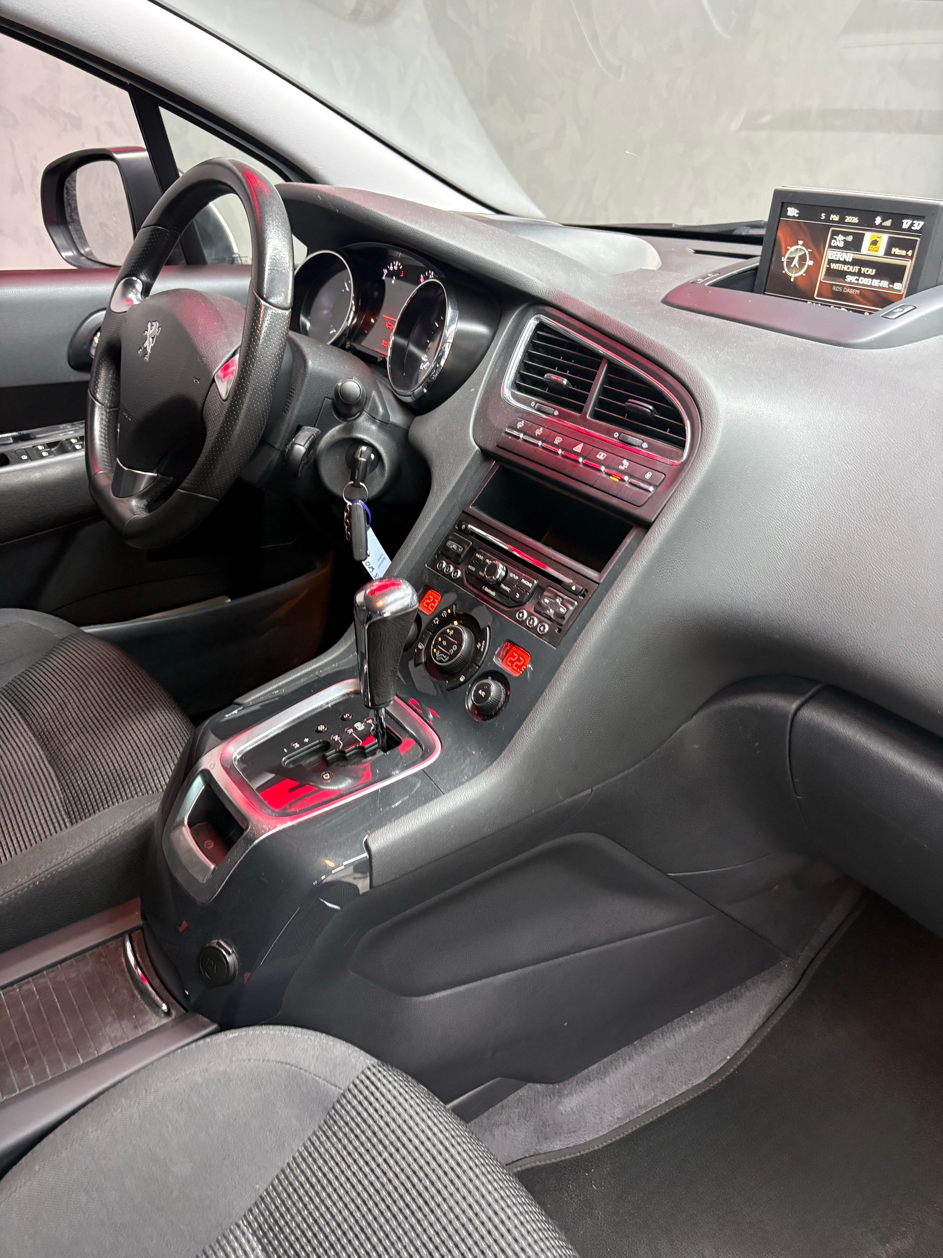 PEUGEOT 5008 1.6 THP Allure Tiptronic-image-6