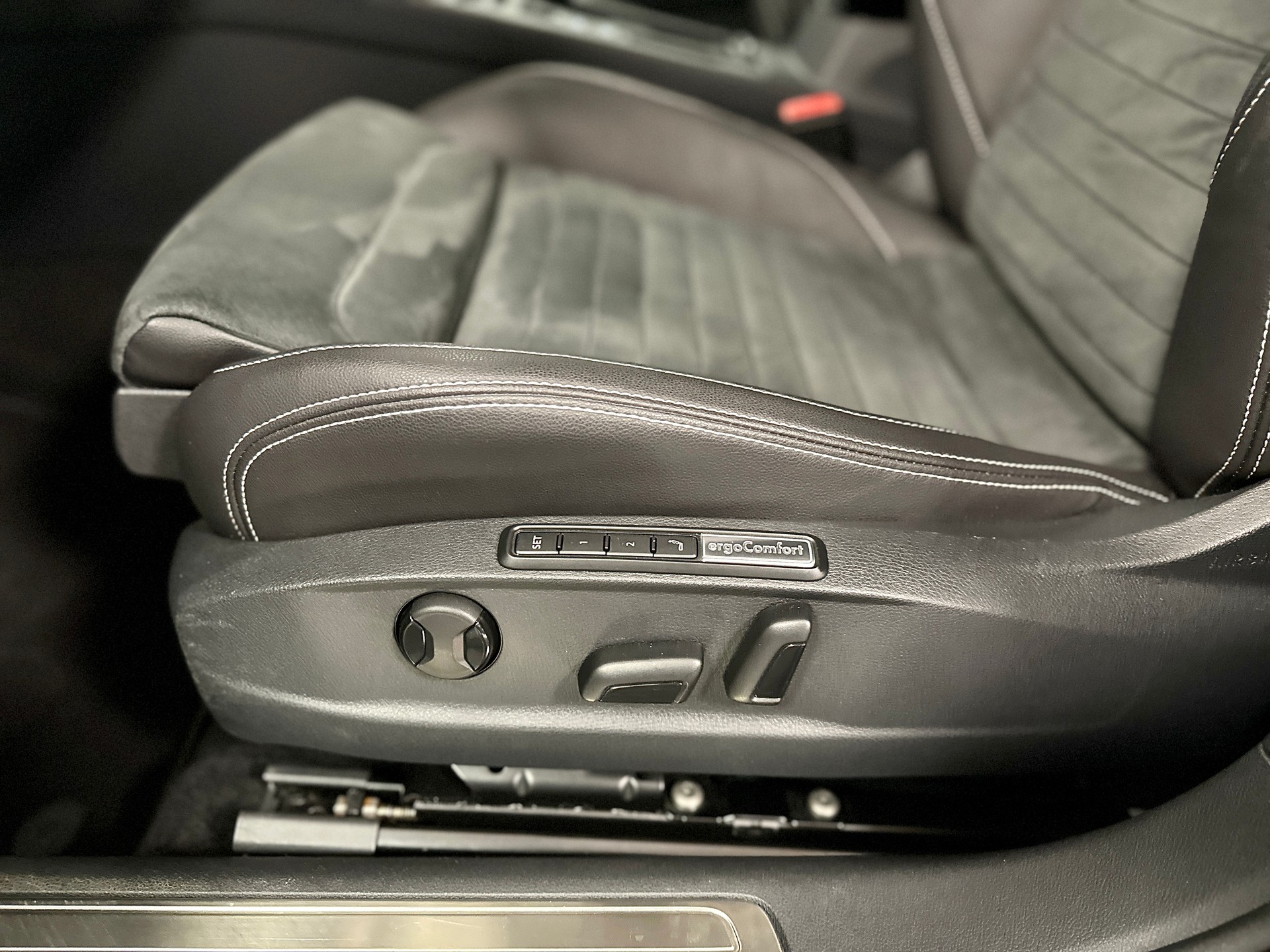 VW Passat 2.0 TDI BMT **200PS** Elegance 4Motion DSG-image-12