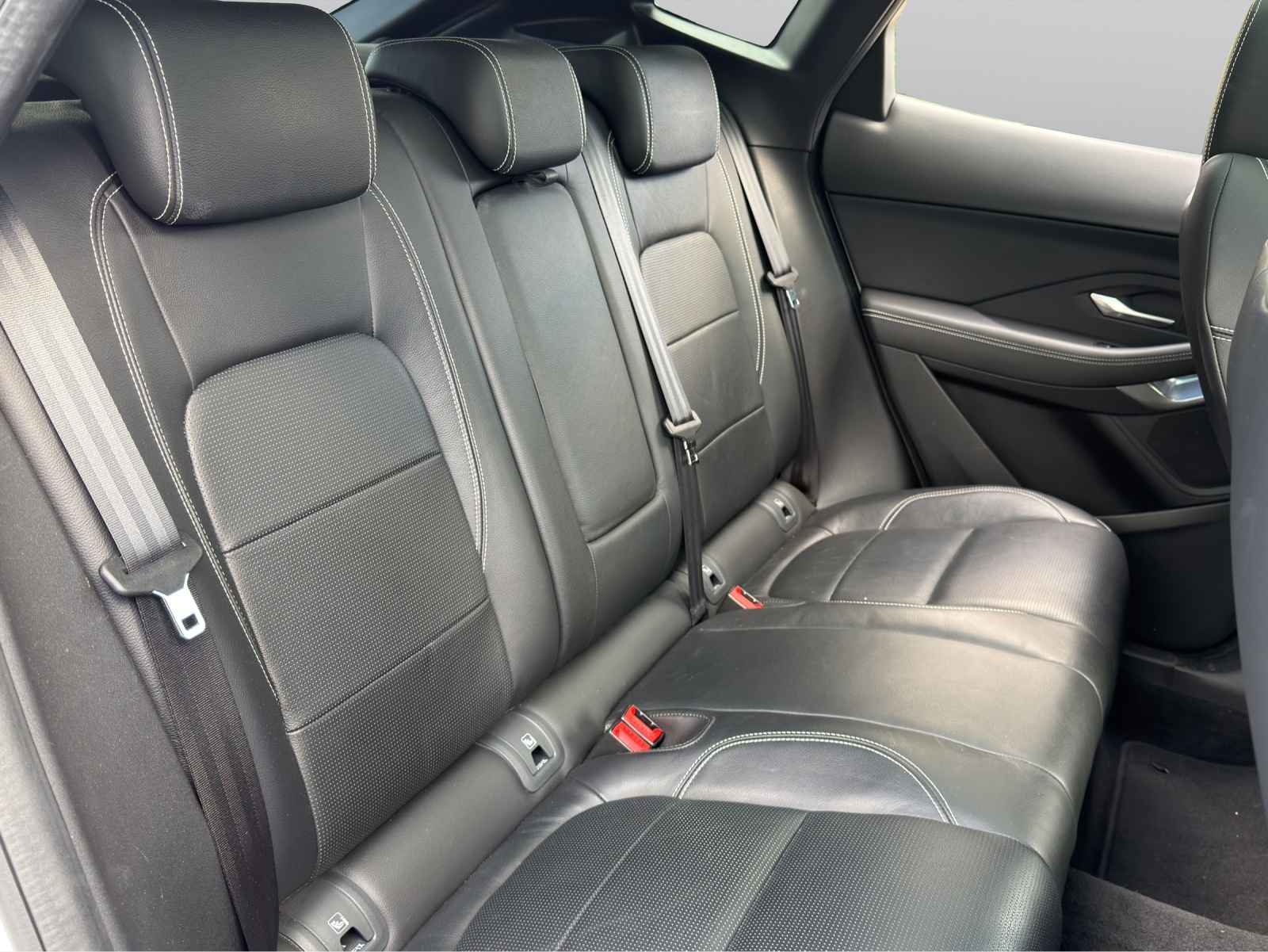 JAGUAR E-Pace 2.0 P250 S AWD Automatik-showroom-element-3