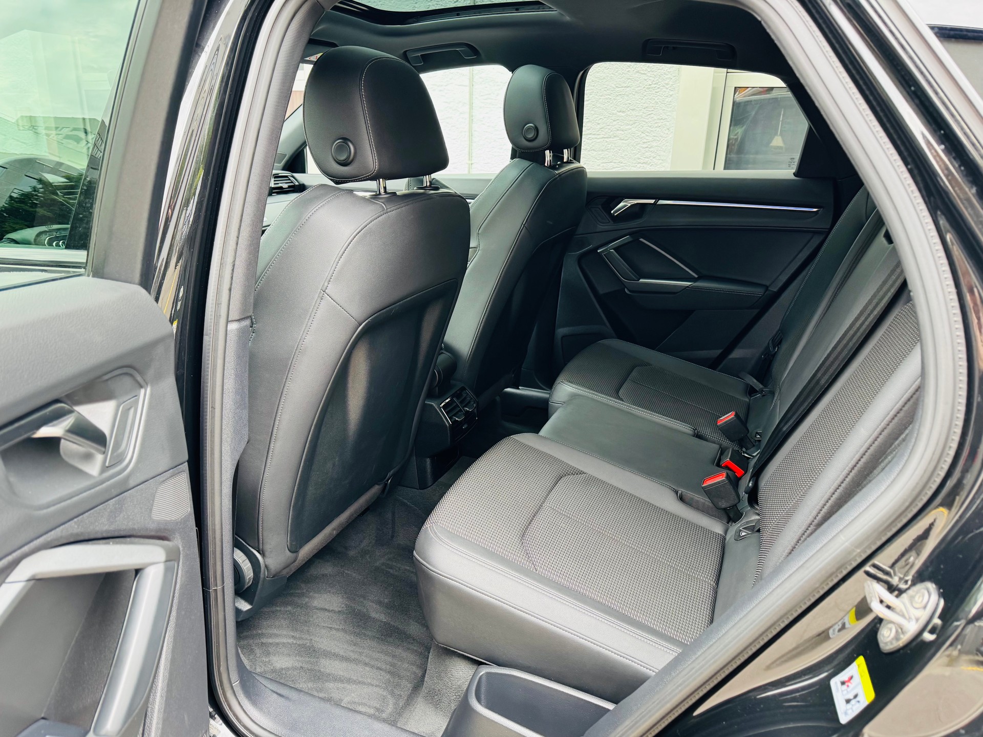 AUDI Q3 Sportback 40 TDI S line quattro S-tronic-image-8