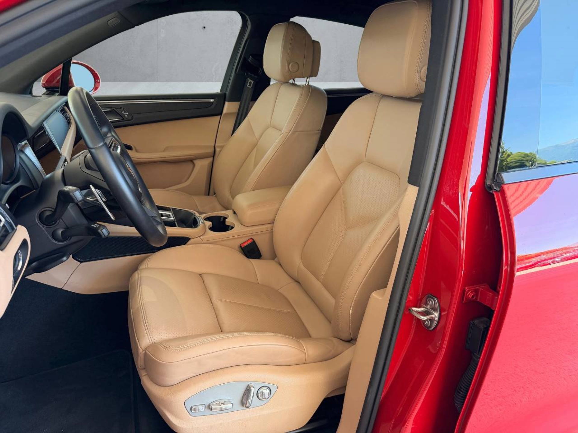 PORSCHE Macan-image-4
