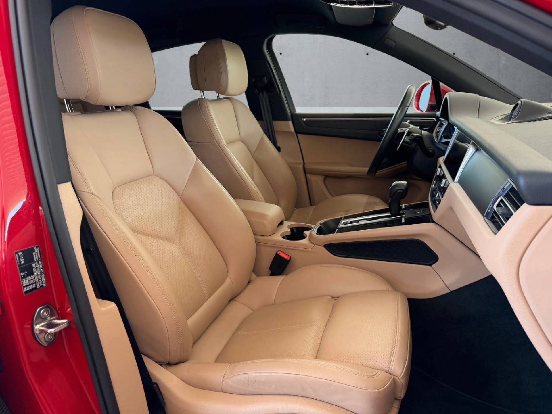 PORSCHE Macan-image-14